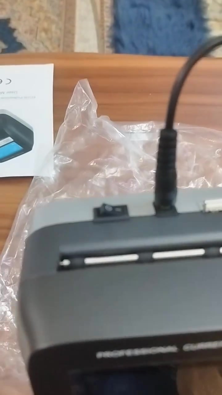 يستخدم هذا الجهاز المتخصص لفحص وكشف العملات المزيفة باستخدام الأشعة فوق البنفسجية والخصائص المغناطيسية.
يعمل الجهاز على فحص وتحديد قيمة العملات المختلفة مثل اليورو والجنيه الإسترليني والدولار.

تتميز هذه الأجهزة عادةً بسرعة فحص تصل إلى 200 ورقة نقدية في الدقيقة وشاشة LCD لعرض النتائج. [1, 2, 3]

يستخدم هذا الجهاز المتخصص لفحص وكشف العملات المزيفة باستخدام الأشعة فوق البنفسجية والخصائص المغناطيسية.


**إذا كنت صاحب هذا الإعلان وتريد حذفه لأي سبب، رجاءا أرسل رسالة إلى الدعم الفني**