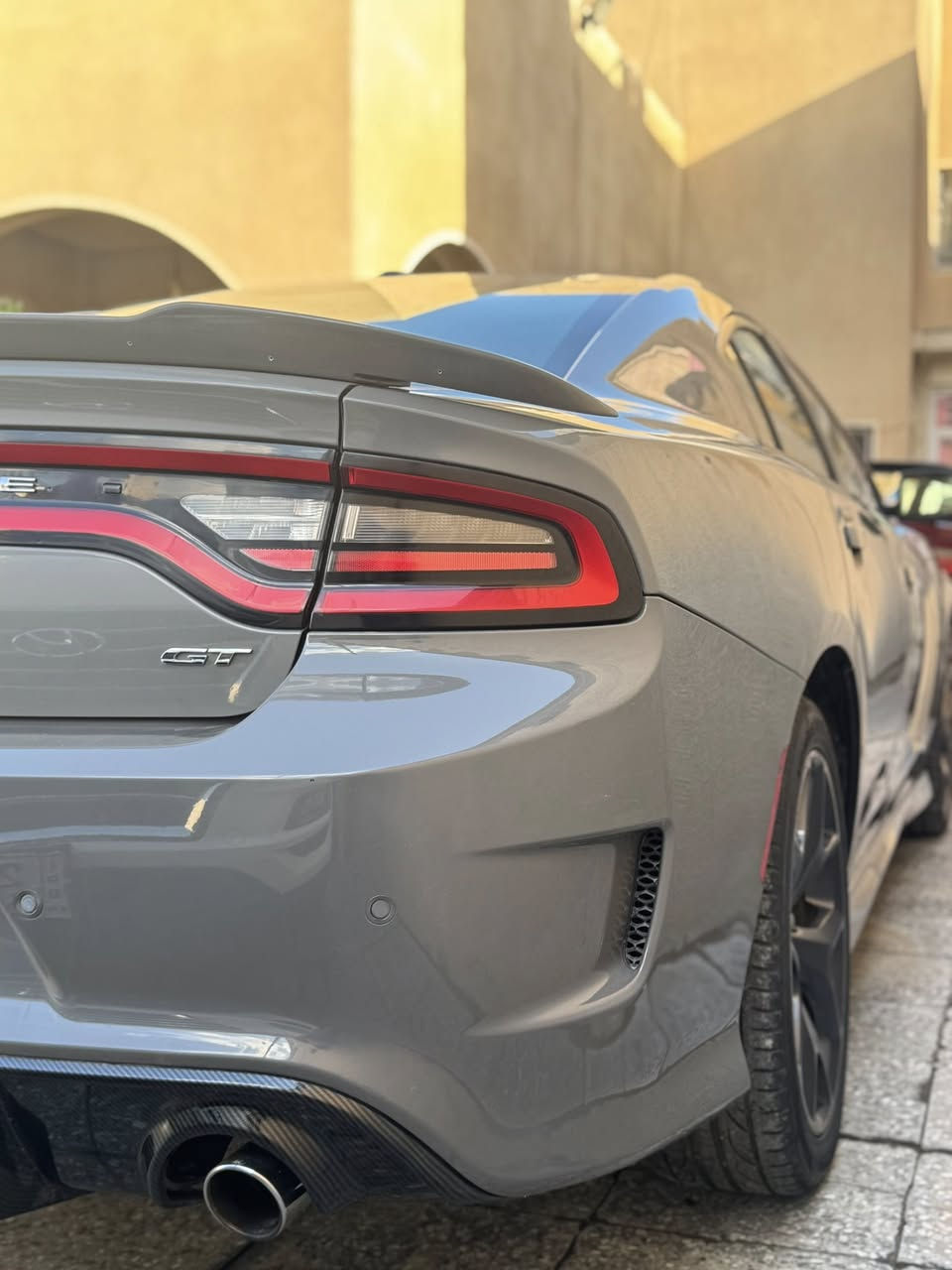 السلام عليكم اخوان جارجر GT خليجي  ٢٠١٩سمنتي رقم بغداد بسمي وكالة ليث العبيدي مكفولة من الضربة والصبغ فقط بارد بالجاملغ الامامي ايمن من يم الواقيه وتكحيل و بالباب كد شبر بسيط فول مواصفات فتحة سقف شفتات كير بالستيرن بلادية شاشة جبيرة دبل كشنات جلد دبل حظن علامة جيتي كشن سايق كهرباء دكمة سبورت ودكمة سوبر سكات محرك ٣٦٠٠ سته سلندر شوته kn بلادية السيارة نظيفة كلش والصور تحكم مكاني بغداد حي الجامعة رايدها ب٢٥٥ وبيها مجال ***********
