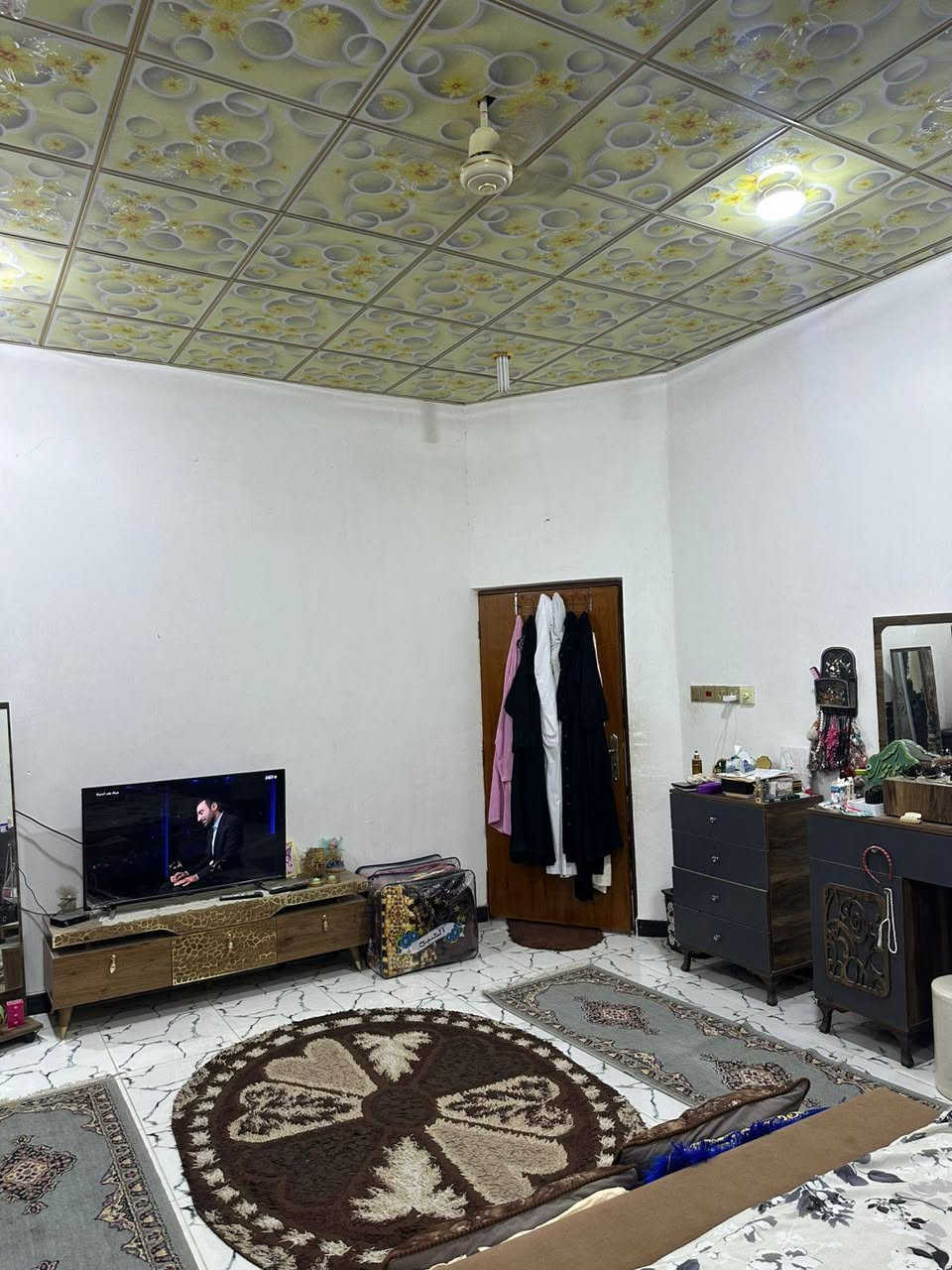 بيت في البهادرية شارع المطور مساحة ٢٦٠ م بناء جديد سنة ٢٠٢٠ وقف سني ما مسجل  بس مكاتبة واكفلك عشائر فقط يحتوي على قرفة وصاله واستقبال ومطبخ ومجمع صحيات طابق الاول يحتوي على  قرفة وصاله ومجمع صحيات طارمه جبير ٤٠ م يحتوي على منور وترك مجاور البيت والبيت جديد ومرتب وما نقصه شي بس سراميك لطارمة فقط***********
