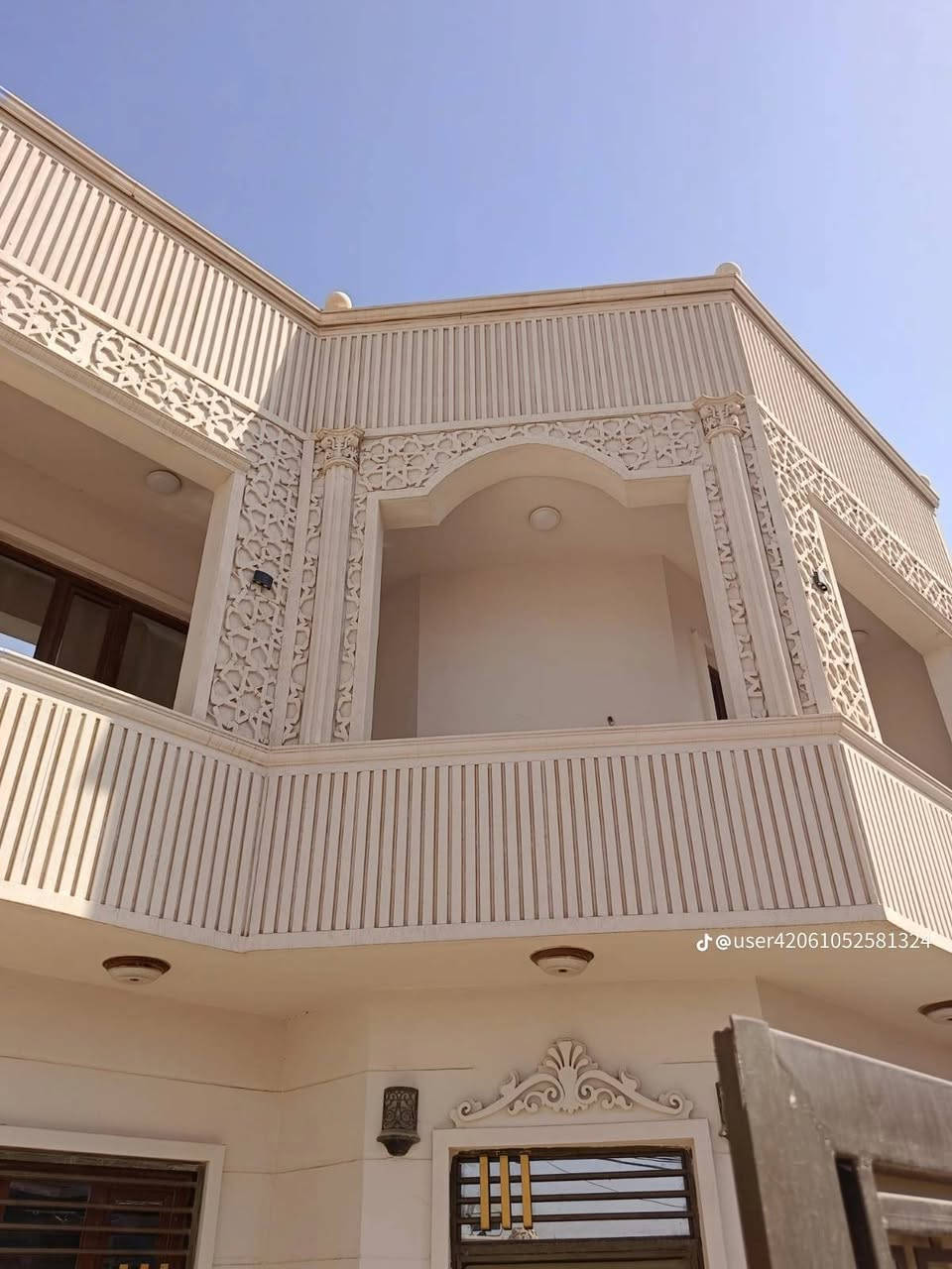 دار للبيع الديوم منطقة التوحيد مساحة 200 متر واجهه 10 نزال 20 شارع 10 قرب المدارس  والملعب الخماسي والجامع وشارع 30 التبليط 4 غرف نوم وصاله ومطبخ واستقبال وصحيات عدد 3 وكراج  ملاحظه البناء لصاحب الدار وليس بياع شراي للاستفسار الاتصال على الرقم ***********
