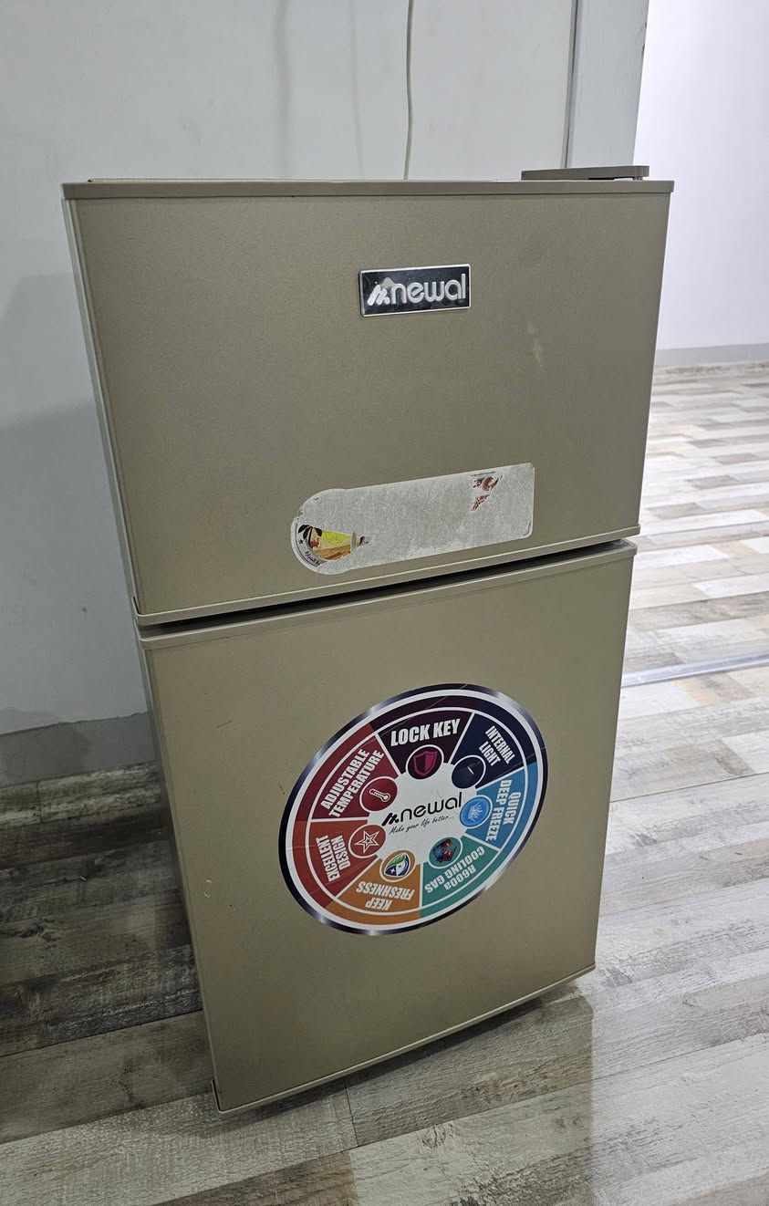 غرفة شبابية 4 قطع
ثلاجة نظيفة شرط بلادية للبيع  للاستفسار 
 ***********
***********
