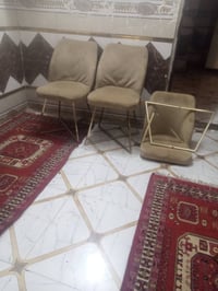 ٥ كراسي • واحد مكسور • نظيفات
