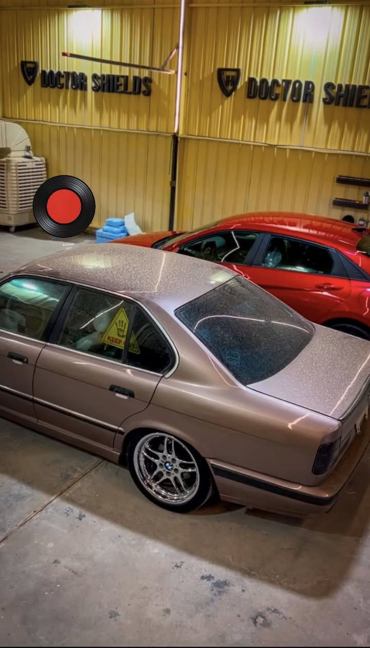 ‏BMW 530 i
المديل ١٩٨٩ بدون حادث بدون كصه بدون عيب شرعي 
كت كامل M 
ويل M
تخم تاير جديد
غرفه جديده كشنات قماش 
تدفئه بلكشنات
مكينه جديده مسكر دبل فانوس المرغوبه 
كير تبترونك نمره طويله ٣ وضعيات قياده
شاشه كامره 
السياره مناقصها شي تعمير جديد بلادي 
تحويل ثاني يوم 
المكان السياره الناصريه شارع بغداد 
للتواصل / ***********
