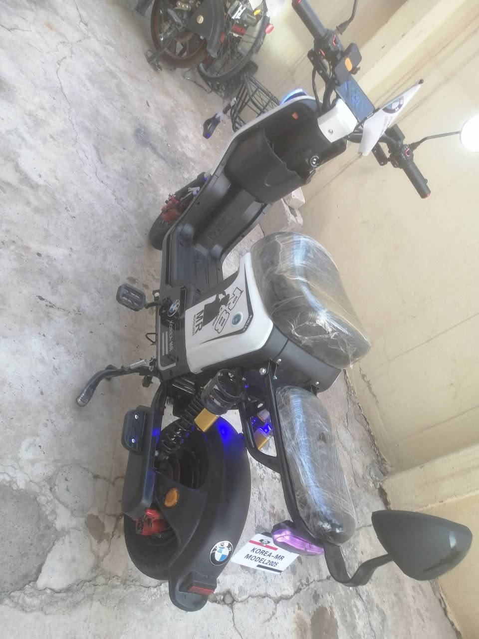 🛑ماطور {R8} ...2025🛵
🛑باب اول الاصلي{نوع ولي}👌
🛑يحتوي خمس بطارية كبيرة الحجم{32}فولت وبحالة جيدة جداً  بل اضافة الى شاحنة اصلية
🛑ملف1500
🛑شاشة بلوتوث +سماعة بلوتوث🎧
🛑دبل وقافية جانبية وخلفية🦯
🛑كهربائيات كلها شغالة💯
🛑لايت زينول عالي ناصي 🫵
🛑اشاير يمين يسار +دبل اشارة▶️◀️ 
🛑لد محيط بل لايت متغير الالوان 🌈
🛑بك لايت متغير الالوان 🌈
🛑لدات فوق التايات متغيرة الالوان🌈
🛑استاند تلفون📳 
🛑ويحوي أيضاً زوج مرايات وذراع بايدار 
🛑النضافة كدام العين 
🛑السعر475

🛑العنوان موصل الجانب الايمن دورت اليرموك


**إذا كنت صاحب هذا الإعلان وتريد حذفه لأي سبب، رجاءا أرسل رسالة إلى الدعم الفني**