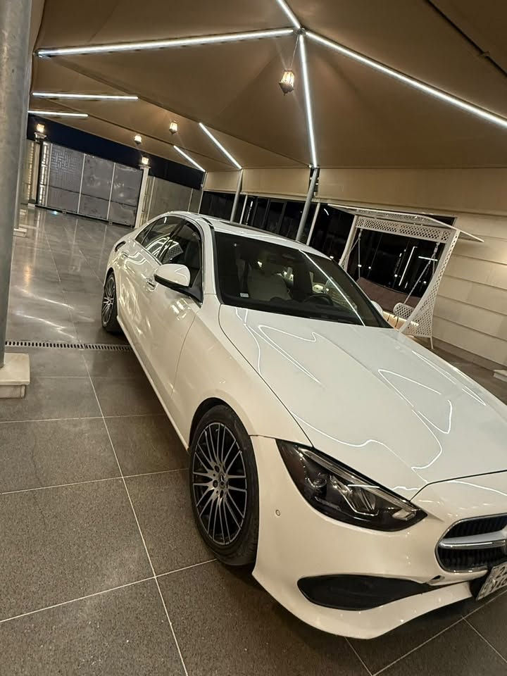 مارسيدس c300 موديل 22 وارد أمريكي حادثها صندوق فقط ضربه وصبغ بسيط بيه رايديها ٣٢الف للتواصل ع الرقم  *********** ‬
