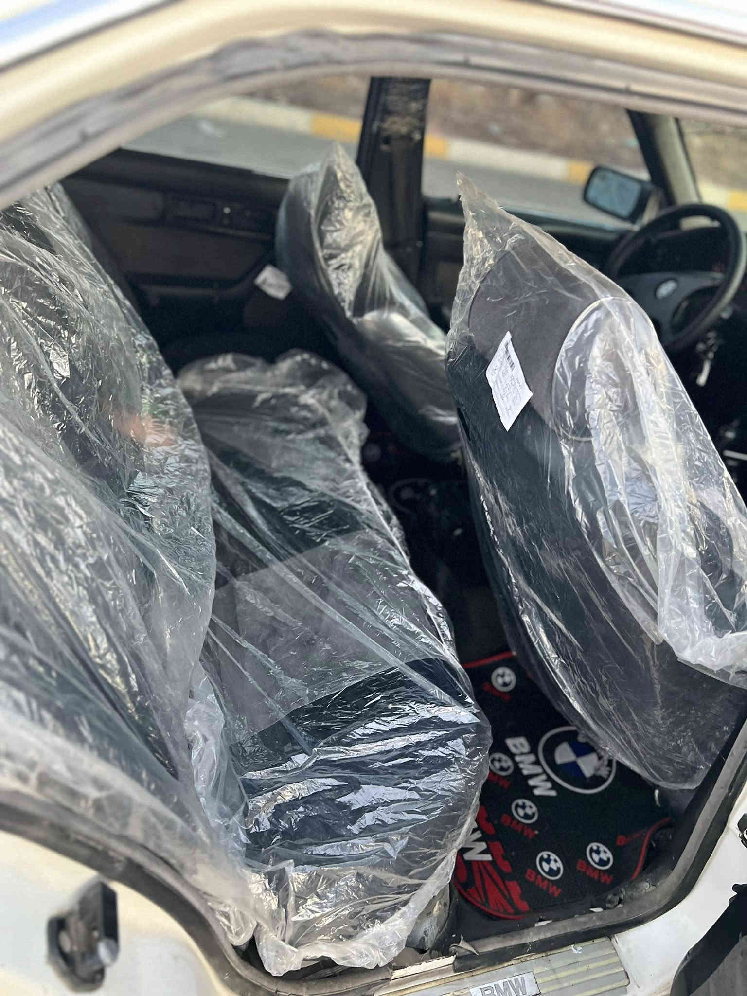 ماشەڵا لە ماڵی هەموولایەک
BMW1991
520 گێڕ عادی 
سلایت 
چوار جام کارەبای
٦ کەلە
نموونە لە جوانی 
دەعامی پێشوو دوای M 
چوار تایەو ویلی لۆک
٩١قەپاتی گێر عادیە
کارەبایەتی گشت گیانی بەشەرت 
مەکینەی حەفتەیەکە بۆی بەستراوە دوکەلو دەنگو بوخاری نیە بە شەرت 
جەمپەکی کەمی پشتی هەیە 
موسو بڕاوەو وەڕگەڕاو بە شەرت 
ڕێک لەقوەتی خۆی بێزارە 
چرکەی تیا نیە 
رەقەم هەولێرە ئەوەلیاتی بەشەرت 
سەیارەکە بەناو ناکرێ بەس ئەوەلیاتە 
بە سعرێک دەیفرۆشم خوار بازار ٣٢$ مەجالێکی کەم 
شوێنم کۆیە 
***********
***********
