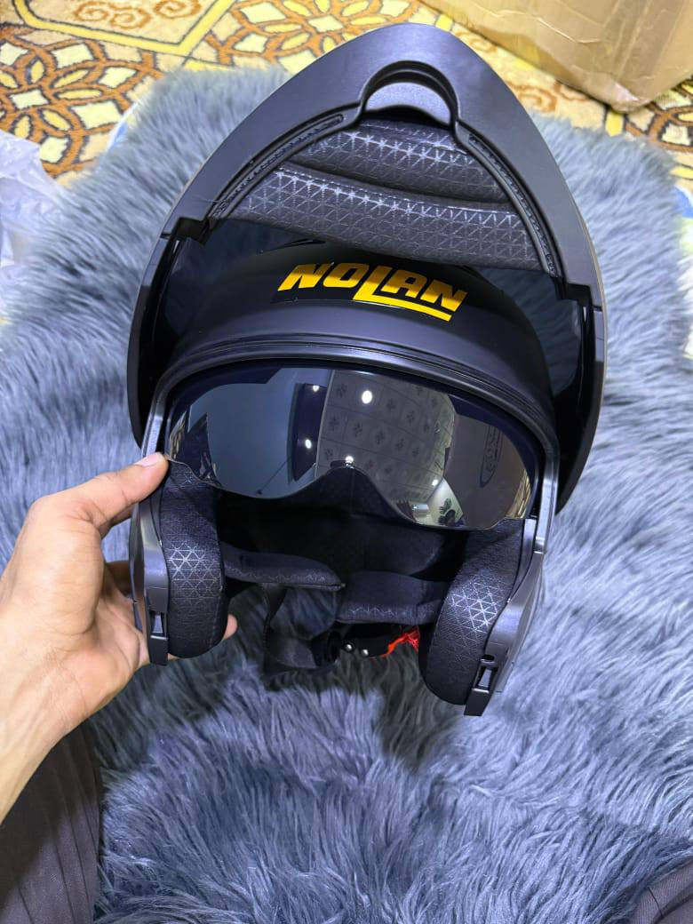 إعلان خوذة نولان (Nolan) 🏍️✨
خوذة رأس أصلية من شركة نولان العالمية، تجمع بين الأمان العالي، الراحة، والتصميم الأنيق لتناسب جميع عشّاق الدراجات النارية.
🔹 الألوان المتوفرة:
أسود مطفي سادة
أسود مع ذهبي بتصميم فخم
🔹 المواصفات:
✔ حاصلة على شهادة DOT و شهادة ECE العالمية
✔ عزل صوت ممتاز يقلل الضجيج أثناء القيادة
✔ مريحة جدًا باللبس ومناسبة للاستخدام الطويل
✔ خفيفة الوزن (1200 غرام تقريبًا) لتقليل الضغط على الرقبة
✔ متوفرة بجميع القياسات
🔹 الخيار الأمثل للسلامة والراحة والأناقة
نولان… ثقة عالمية على الطريق 🔥
يتوفر توصيل جميع محافضات العراق والفحص امام المندوب
بتعليقات مارد
***********
سعر خاص افضل حته لا انحضر

