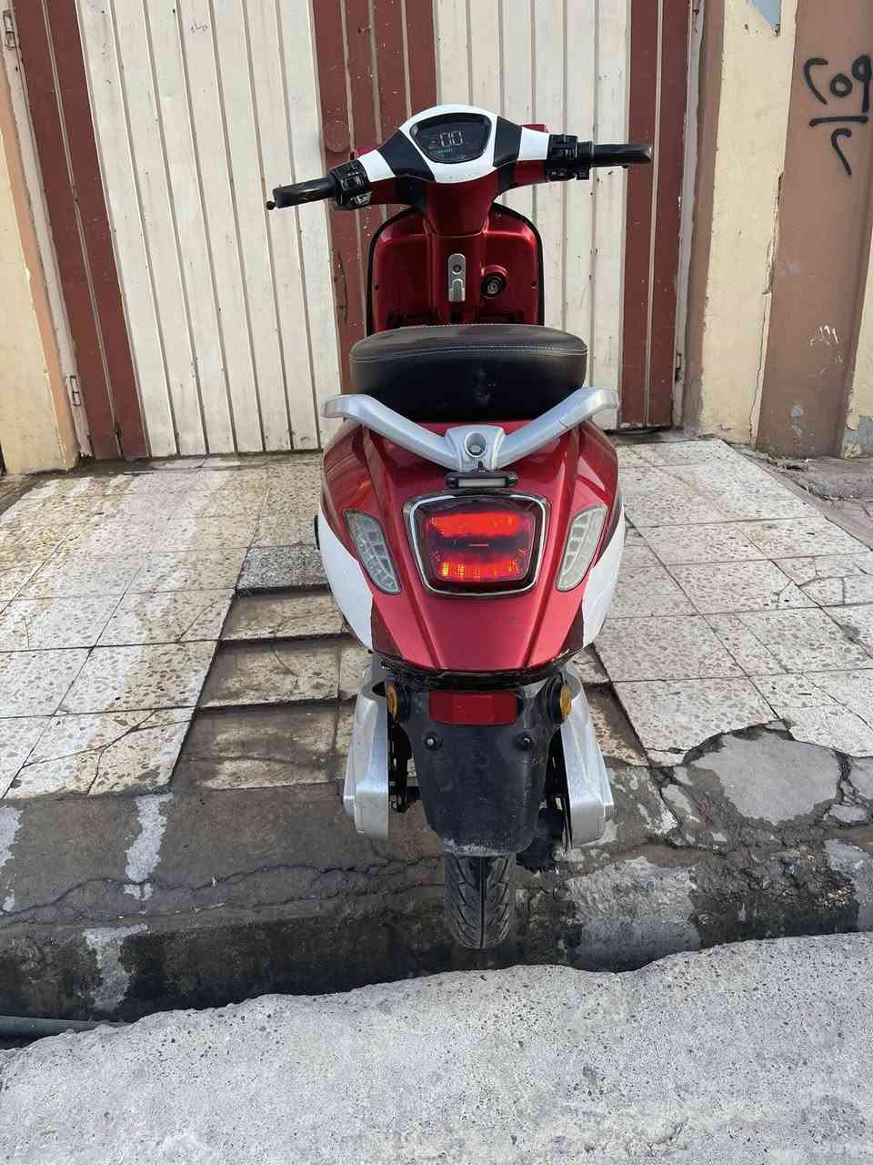 🚀 سرعة 99 شرط شلعة ومعدّل + سحب قوي
🔄 نظام رجوع للخلف لراحة الاستخدام
🔋6بطاريات— شحن ممتاز وعمر طويل
💡 لايت زنون كامل (سكن + واطي + عالي) مع دبل إشارة يمين ويسار
📢 هورن قوي وصوت واضح
🔴 لون أحمر جذاب وملفت
🏔️ تايرات جبلي جوبلس + دبلات جبليّة عالية للطرق الصعبة
🔊 سماعات مدمجة
📦 صندوق تخزين واسع + جكمجة أمامية عملية
📺 شاشة ذكية تعرض السرعة والفولتية والشحن والأعطال

⚠️ ملاحظات بكل أمانة:

🗝️ الجوزات مكسورة مال صندوق ومال جكمجه لأن السويج مقروم لكن يشتغل عن بعد بدون مشاكل   

💰 السعر: 425 (قابل للنقاش للجادين شي بصيط)
📩 الماطور جاهز والفحص مرحب به


**إذا كنت صاحب هذا الإعلان وتريد حذفه لأي سبب، رجاءا أرسل رسالة إلى الدعم الفني**
