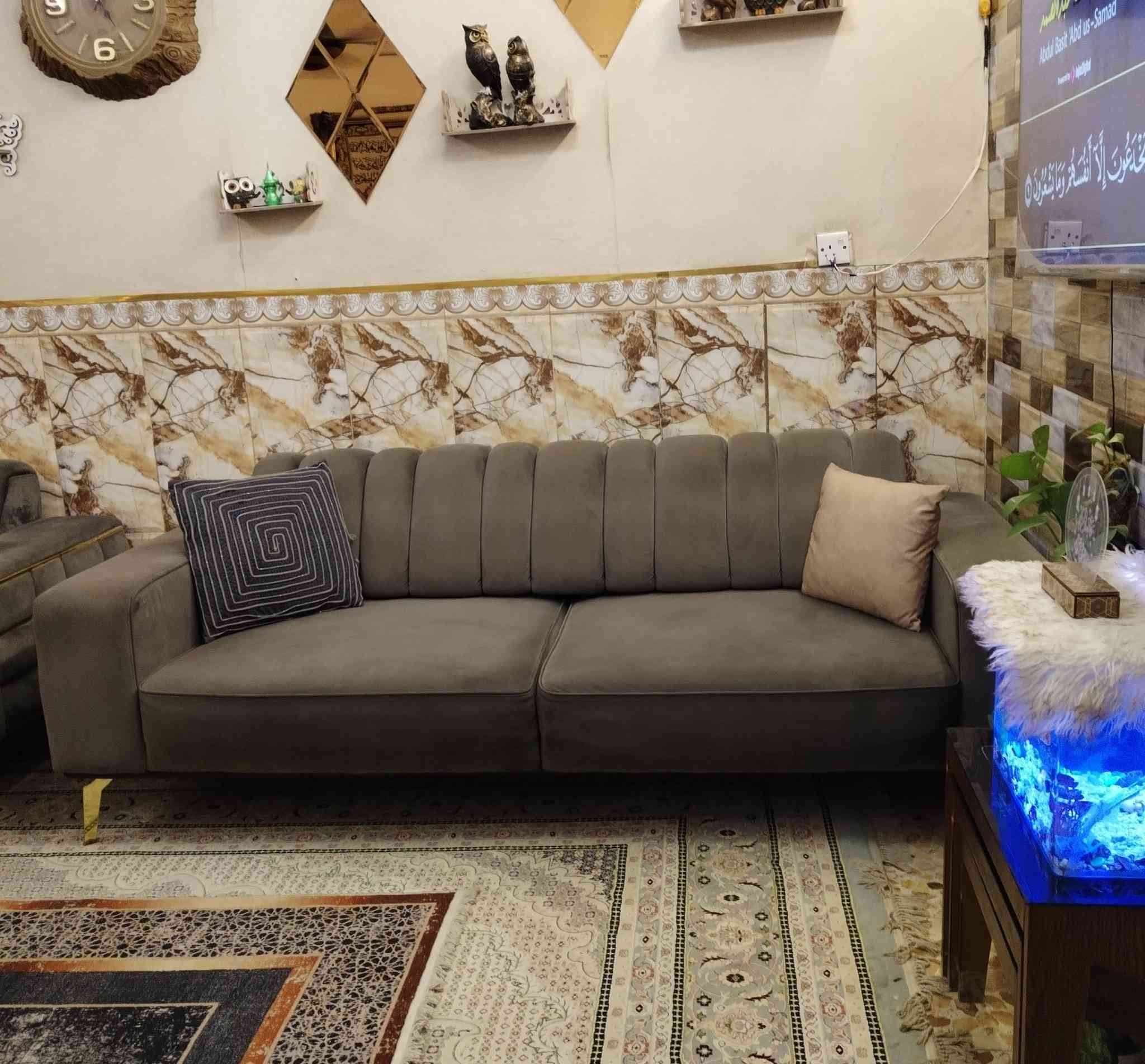 تخم تركي مودرن ٨ مقاعد قلاب نظام سرير تصميم حديث قوي تكمة ثكيل خشب بلوك وسيورة أرجل حديد اسفنج طبي بلوستر ظغط سوفت قماش وتر بروف ضد الاتربة والمي استخدام قليل اخو الجديد نظافتة ١٠٠ ٪ نظيف جدا مبي اي ضرر... ٥٩٠  وبي مجال بسيط للشراي


**إذا كنت صاحب هذا الإعلان وتريد حذفه لأي سبب، رجاءا أرسل رسالة إلى الدعم الفني**