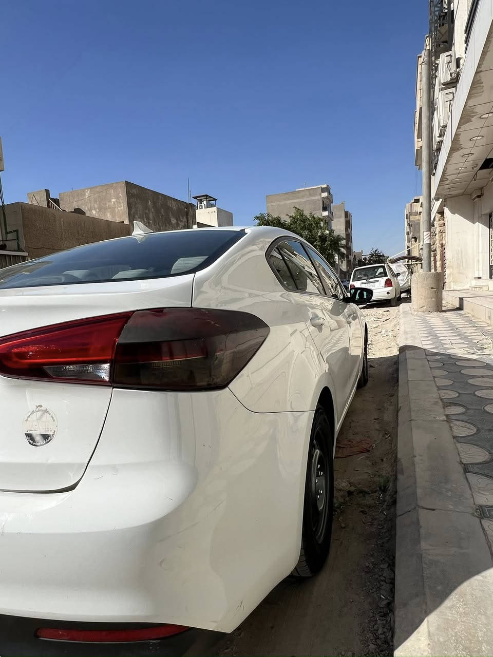 🚘 كيا فورتي 2018 (Kia Forte) - وارد أمريكي 🚘
السيارة باسمي شخصياً (أنا مستوردها على إيدي)، 

وجاهزة للاستخدام فوراً ومصروف عليها بضمير!

🔍 تفاصيل الحادث والبودي (بكل أمانة ووضوح):

 الحادث بأمريكا:  (تبديل جاملغ وصبغ باب جهة 

الراكب)

 (بدون لغود، بدون شاصي، وبدون إيرباك - الإيرباكات سليمة 100%).

 في العراق: تبديل بنيد (تجميلي بدون أي ضرر بالدواخل).

 السيارة تحتوي على بعض التكحيلات والرصعات الخفيفة جداً.

🛠️ الإضافات والإدامة الحديثة (السيارة بحالة ممتازة):

 المسافة المقطوعة: 93,000 ميل فقط.

 التبريد: منظومة تبريد جديدة بالكامل (تبريد ثلج ❄️).

 الإضاءة: منظومة زينون عالي الجودة للناصي (تكلفة 250$).

 الشاشة: شاشة حديثة تدعم نظام Apple CarPlay.

 الداخلية: دوشمة جديدة للمقاعد والغرفة.

 المحرك والإدامة:

 إدامة شاملة لغرفة الاحتراق (قبل شهر فقط).

 بلكات جديدة أصلية (تم تركيبها بالأمس).

 تبديل دهن وفلاتر جديد.

 التحتية: تخم تاير جديد + باتري جديد + صدر جديد بالكامل.

 الإضافات الاقتصادية: منظومة غاز متطورة وشغالة بكفاءة عالية.

صور الحادث مرفق بالمنشور 

📄 الموقف القانوني والورقيات:

 السنوية نافذة (ساقطة السنوية).

 السيارة عليها غرامات بقيمة 400 ألف دينار عراقي (تُخصم مباشرة من سعر السيارة للمشتري).

💰 السعر المطلوب:

117 ورقة (11,700$) مع خصم مبلغ الغرامة.

📞 للاستفسار والتواصل المباشر:

 الاتصال بالمالك (أبو تاج): ***********
