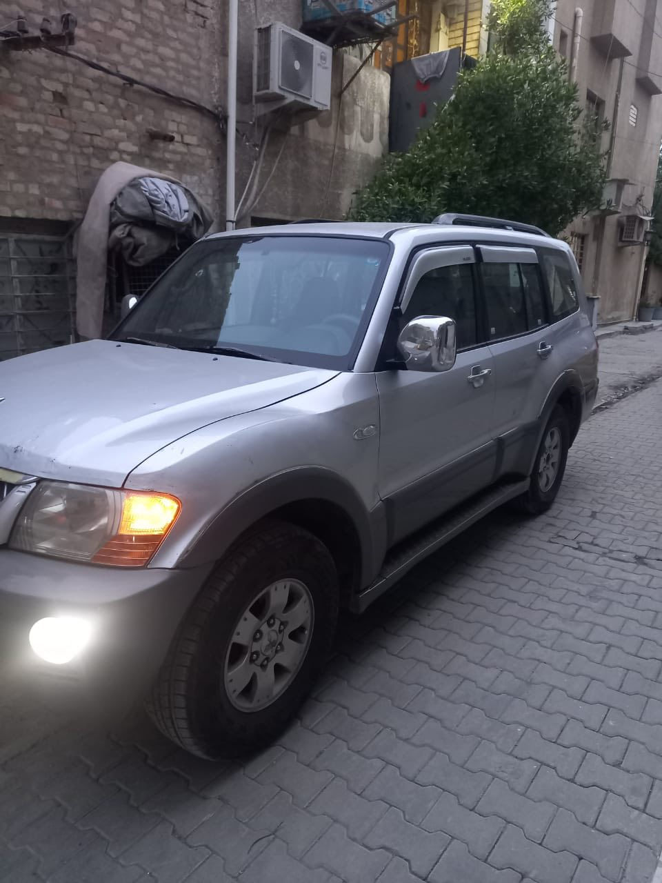 سلام عليكم 
باجيرو 2003 للبيع او مراوس وانطي فرق 
السياره عل بلاد بدون صبغ  
كير مكينه تبريد حداديه كفاله شرط الفحص 
السياره ما بيه اي نقص كفاله من نقص 
مكاني بغداد ***********
