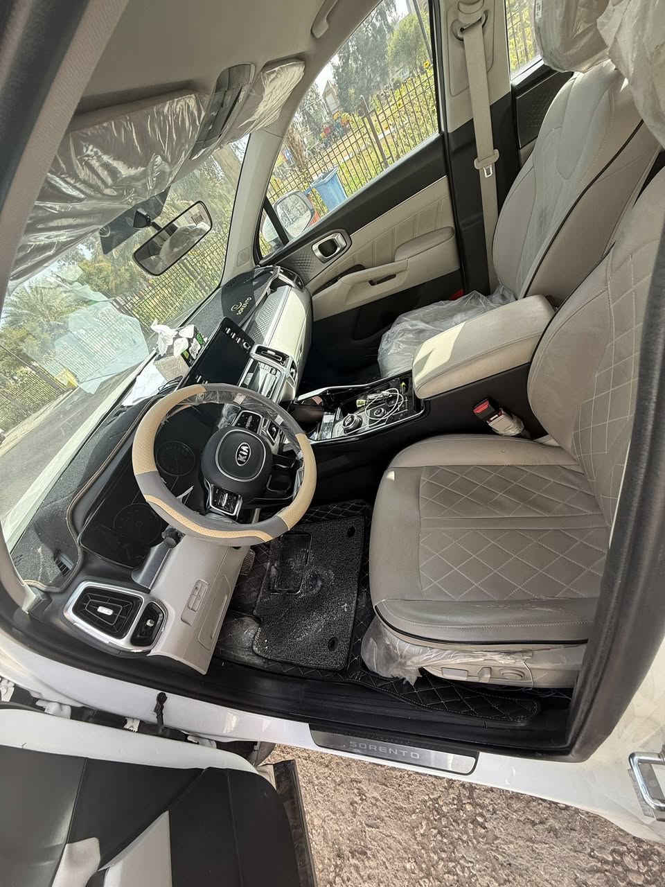 سورنتو 21 للبيع
سيارة جديدة بيهة ملاحظتين 
1/ نص جاملغ خلفي ايمن 
2/ نص جنطة 
صبغ فقط 
والباقي جديد 

مواصفاتها 
كير ماوس 
كراسي جلد كهرباء 
مثبت سرعة 
شفتات كير
تخم تاير جديد 
نمرة أربيل 
للاستفسار: 
***********
