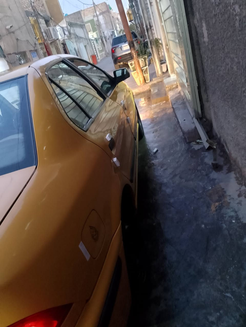 السلام عليكم سيارة موديل 2012 سيارة جديدة لاضربة ولاتبديل ولاصبغ سيارة عل وضع الشركة  مكينة وكير وصدر وتخم تاير وتبريد دوشمة كله جديد المكان بغداد جميلة اتصل عل رقم ***********
