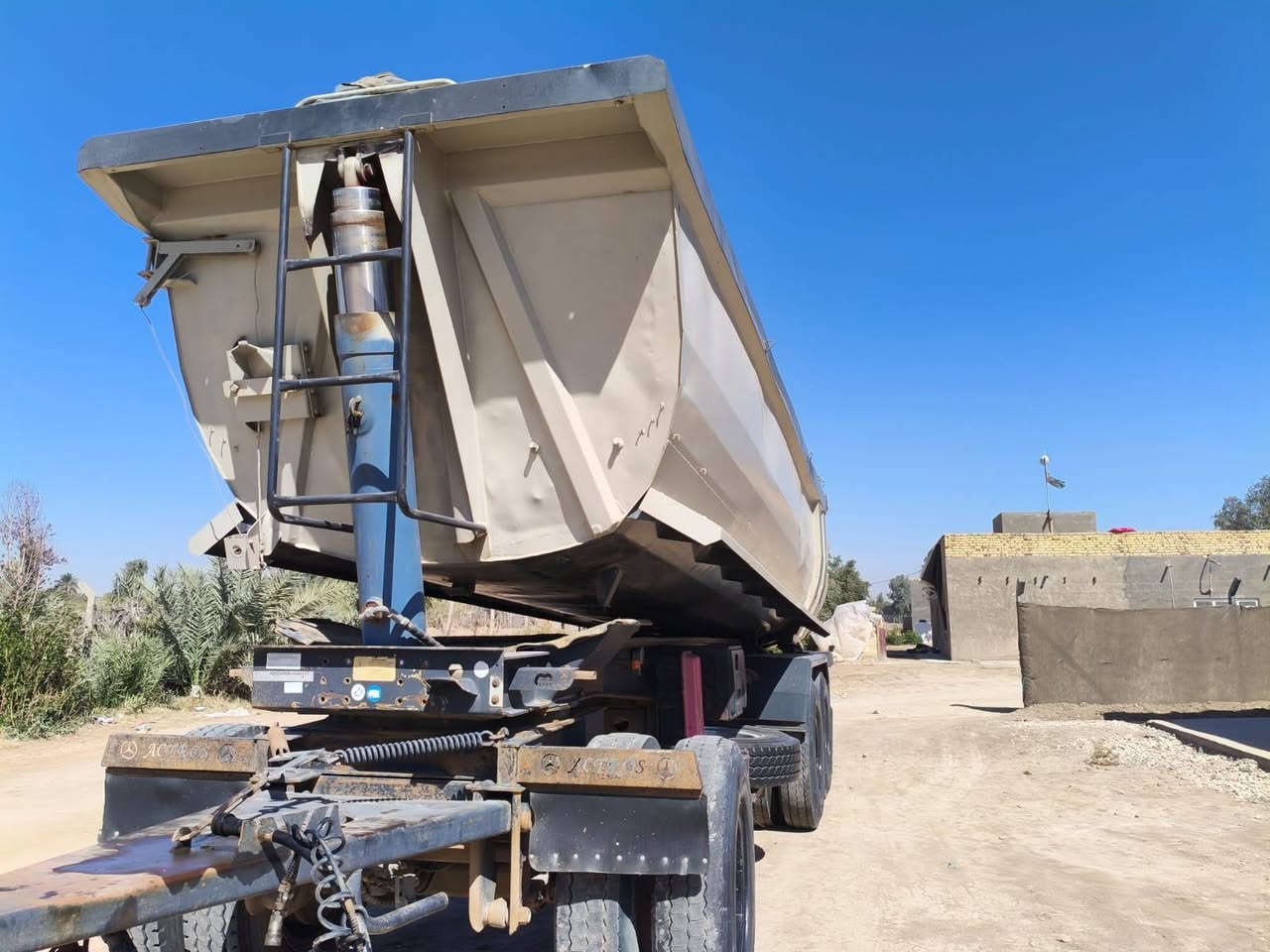 السلام عليكم من رخصه الادمن مقطوره اوربيه حوضيه ذرعه 25 متر  موديل  ٢٠٠٩  جك جديد تخم تاير نص عمر جاهزه للعمل الاستفسار والاتصال على الرقم *********** ملاحظه وزن الفارغ العربانه 9 طن
