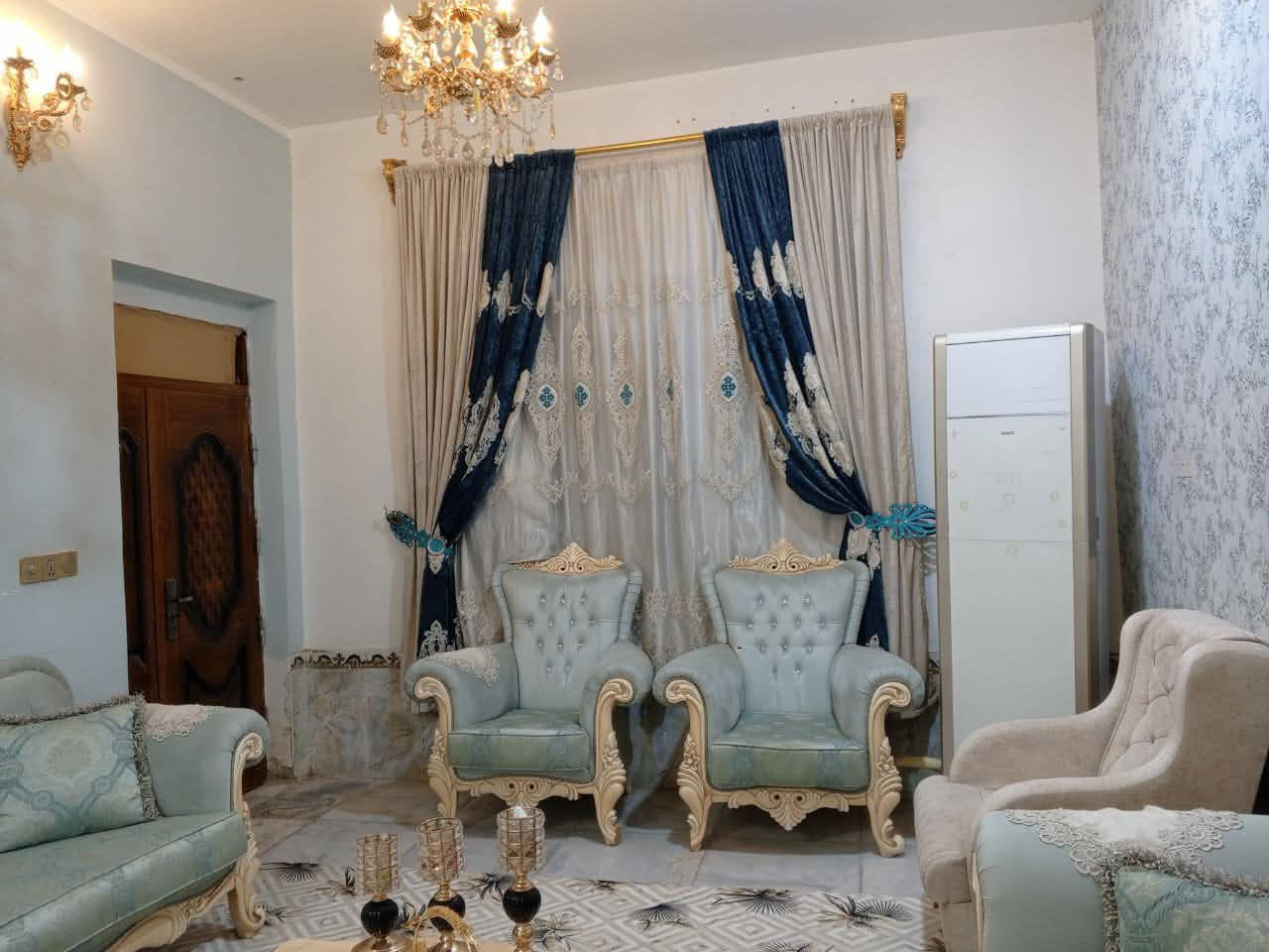 🏡 250 مساحه للبيع
يحتوي على غرفتين نوم صاله كبيره استقبل+ هول كراج سياره حديقه خارجيه  مطبخ حار + بارد صحيات خارجيه وداخليه !!!
العنوان📍 حي الحسين خلف جامعه العين 
بناء 2020 
 الستفسار. 📞.    *********** 
                             . ***********.
