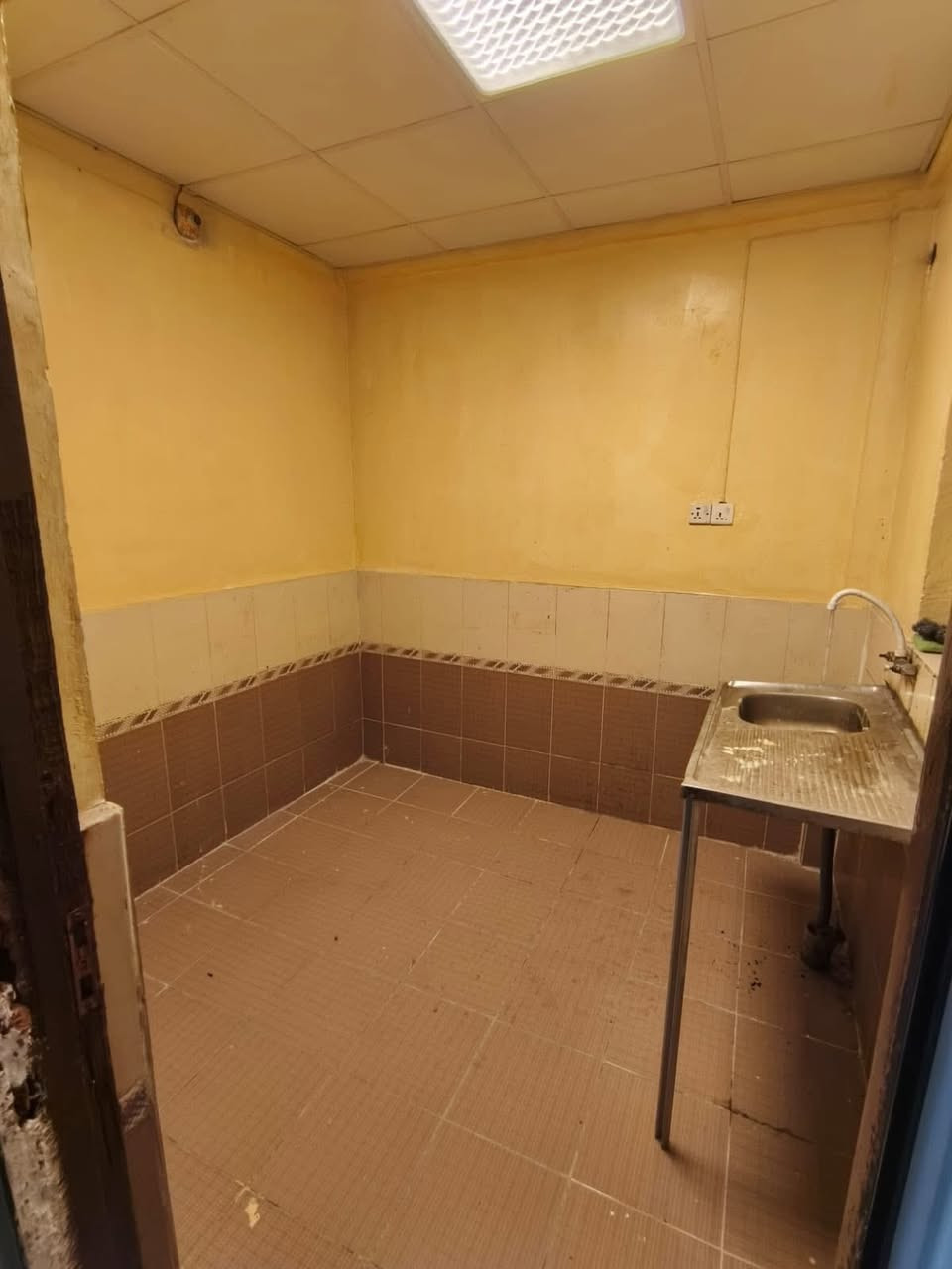 🏢✨ شركة محمد للاستثمار العقاري ✨🏢
📢 للإيجار | شقة حديثة في منطقة الطويسة – قرب عصير تايم 📢

━━━━━━━━━━━━━━━━━━━

🔑 تفاصيل العقار:
📍 الموقع: الطويسة – على الشارع العام قرب عصير تايم
🏢 الطابق: ثاني
🛋️ المواصفات:

• غرفتين نوم
• صالة استقبال واسعة
• مطبخ عملي
• صحيات كاملة

━━━━━━━━━━━━━━━━━━━

💰 الإيجار الشهري: 550,000 دينار 💎
🔥 تصلح للسكن الطلاب، الموظفين أو كمكتب إداري

━━━━━━━━━━━━━━━━━━━

📞 للتواصل مع محمد للاستثمار العقاري:
📲 *********** – واتساب مباشر
📲 *********** – الدليل العقاري
📲 *********** – خدمة العملاء
📲 *********** – تنظيم العمل

🏢 مكاتبنا:
📍 الطويسة – شارع اللجنة الأولمبية – قرب عصير تايم 🧃
📍 مناوي باشا – مقابل مطعم محمد هاشم 🍽️

📲 تابعونا على إنستغرام وفيسبوك | @moh_comp_basra
✨ محمد للاستثمار العقاري – نختار لك الأفضل دائمًا 🏆

━━━━━━━━━━━━━━━━━━━

#محمد_للاستثمار_العقاري #شقة_للإيجار #الطويسة #Basra #Iraq #عقارات_البصرة #فرصة_مميزة
