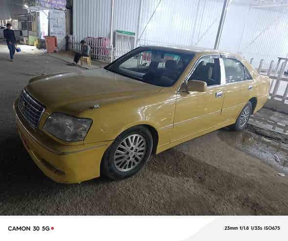 ملكة تويوتا كروان  موديل 2000 دكمه خط بغداد مكينه فيفيتي سي 9 جاهزه السياره حداديه نص سبعين بلمية بيه فحص قرار 48 وبيه عائديه بيه وكالة باروكود بسمي مراوس حسب القناعه السعر 60 وبيه مجال  ***********
