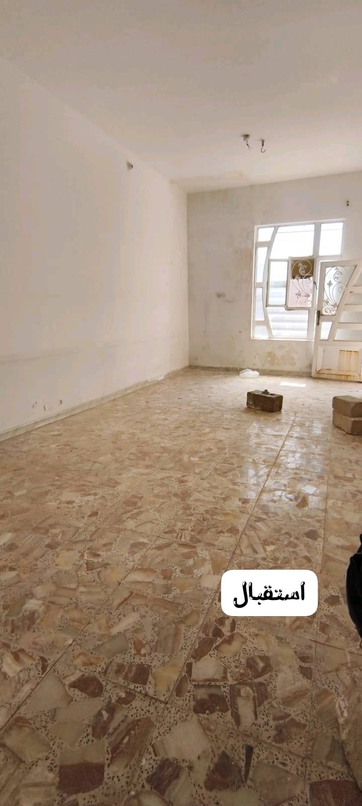 السلام عليكم دار بشارع المطار القديم مقابيل انشائية ابن الدباغ 
المساحة 150م
ثلاث غرف +صالتين +استقبال +2 صحيات +المطبخ سيراميك +الصاله سيراميك 
الصور +استفسار على الواتس اب ***********