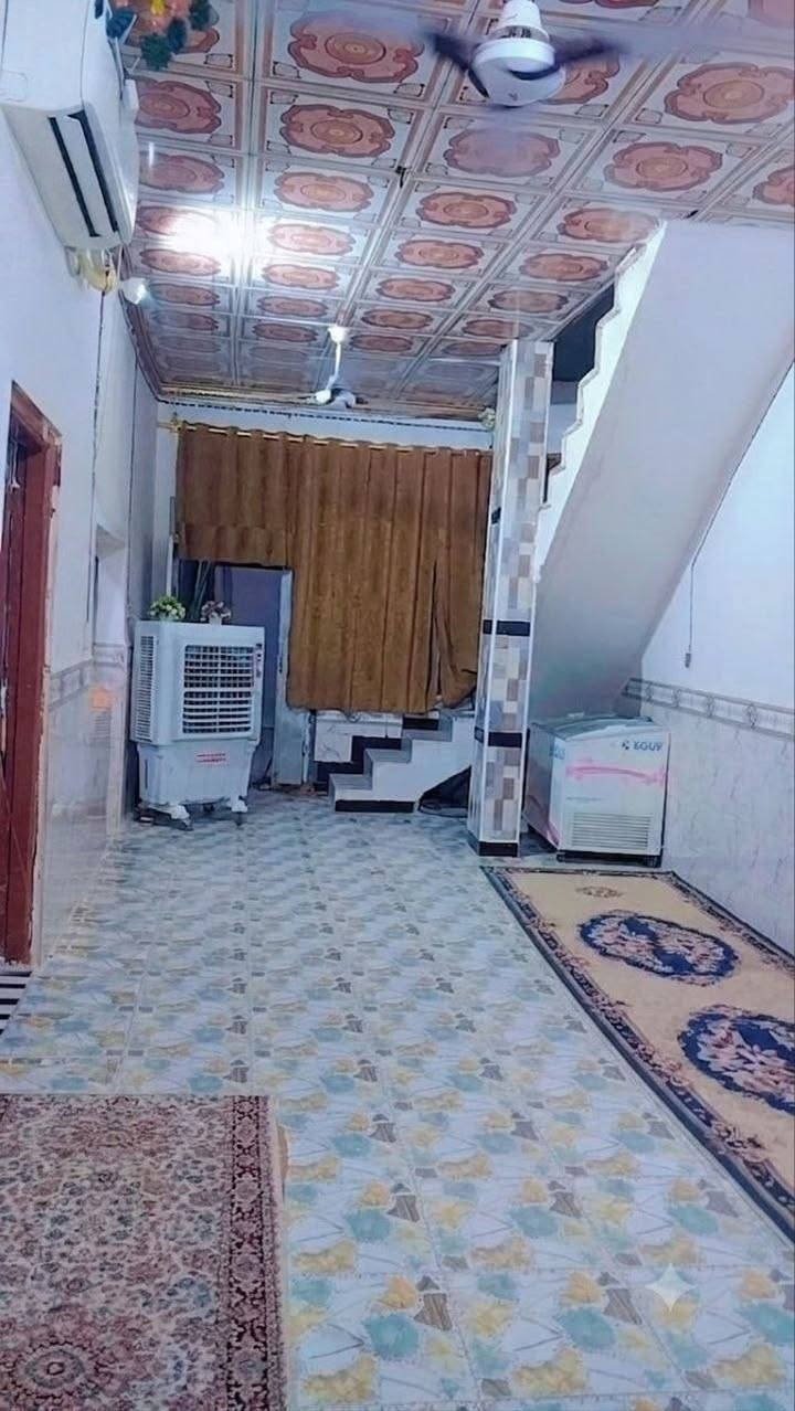 بيت في حي الحسن  المساحه ١٥٠ الواجه ٨ نزال  ١٣   متكون من غرفتين وحده ٥في ٤ الثانيه ٤فية٤ وصاله ٨في٣ ولمطبخ  ٤في٣ ولستقبال ٥في٤ وحمام ٤في٢ مزدوج .  احد الغرف بيها حمام خاص
بيت في نجف الاشرف حي الحسن  المساحه ١٥٠ الواجه ٨ نزال ١٦   متكون من غرفتين وحده ٥في ٤ الثانيه ٤فية٤ وصاله ٨في٣ ولمطبخ  ٤في٣ ولستقبال ٥في٤ وحمام ٤في٢ مزدوج .  احد الغرف بيها حمام خاص
السطح كامل مكمل وارش مترتين إرتفاع .

سعر ٤٥ قابل التفاوض
نجف الاشرف حي الحسن 
الاستفسار  ***********
