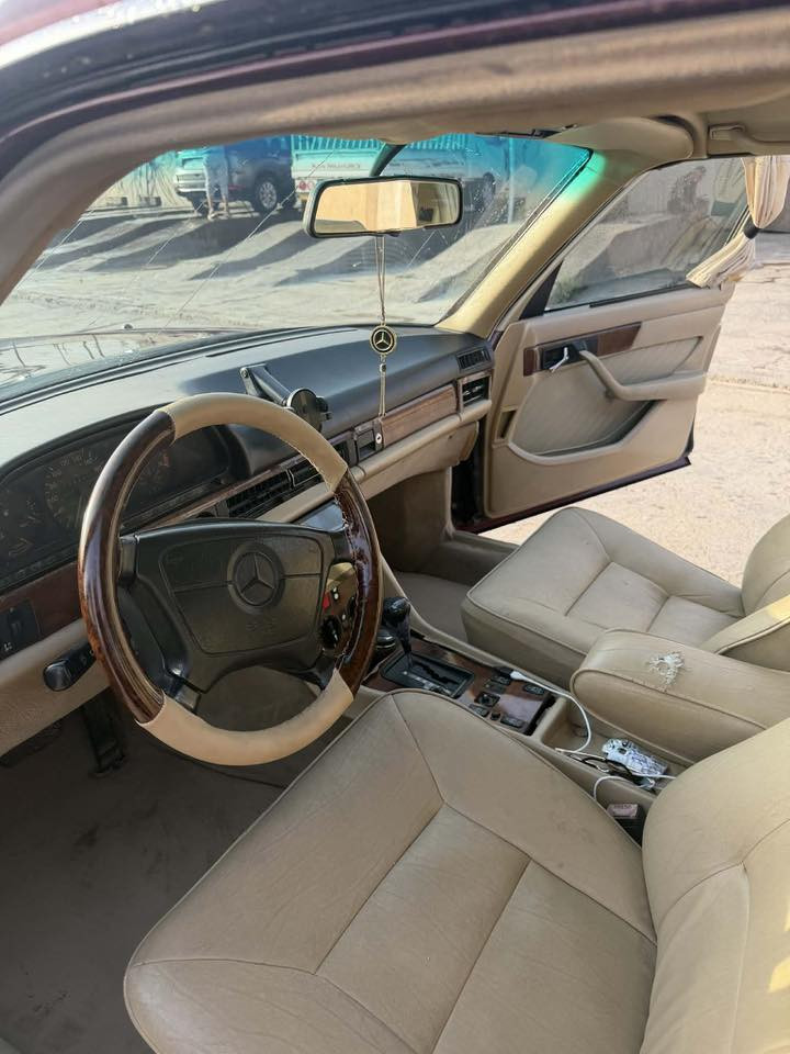 سلام عليكم اخون  مارسدس جامبو باب قصيرر   موديل 90 وارد ياباني بدون سلايت    رقم انبار بسمي هزة جديدة تخم تاير صدر تبريد كلة جديد مكينة كير سنتر لك غرفة جديدة سياره جاهزه للخير رقم صاحب السياره *********** السعر 85وبيها مجال بصيط
