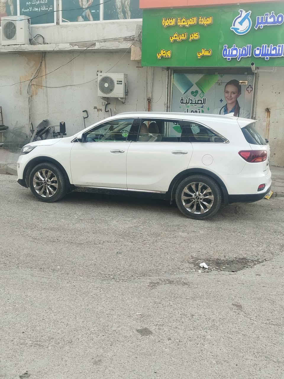 السلام عليكم سياره سورنتو موديل 18 ثلاث قطع تبريد ودوخ الكهرباء صندوق كهرباء سته استندر محرك خير من الله مقفول والسونار موجود بالصوره اللي يحب يتصل خاص ***********
