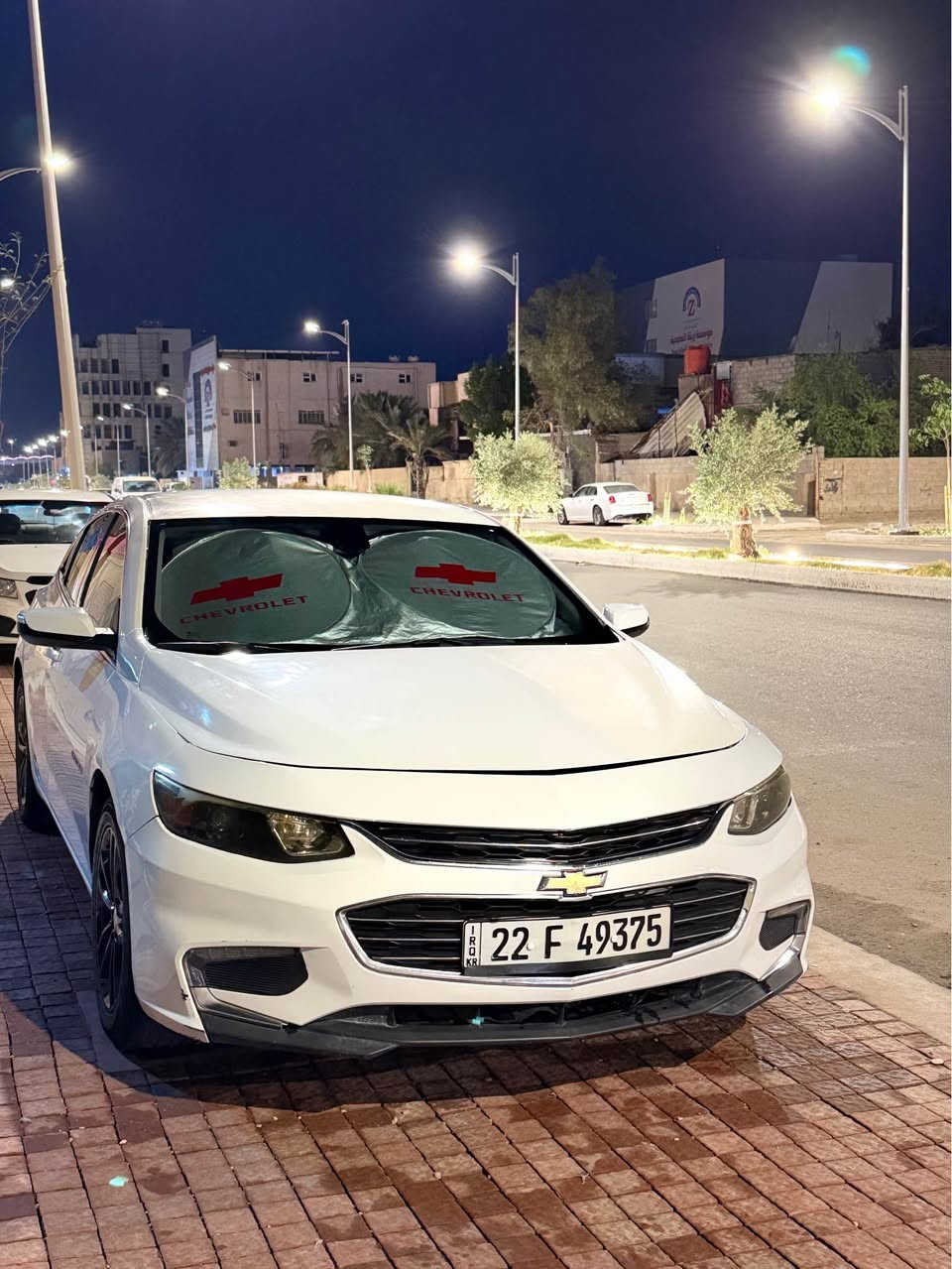 للبيع: شفروليه ماليبو LT موديل 2017 (وارد أمريكي) 🇺🇸🚗
السعر: 93 ورقة (9,300$) وبيه مجال كلش قليل للشراي. (اليدور أرخص رحمة لأهلك لا يتعب نفسه.. لا يتصل ولا يدق ولا يدز).
المكان: البصرة 📍
الحادث: وارد أمريكي، حادثها (جاملغ وبنيد)، وصور الحادث مالتها بأمريكا كلها مرفقة بالمنشور حتى تشوفها بعينك وتقتنع.
المواصفات والوضعية العامة (مال بيت وشغل واطلع):
 التبريد والحماوة: تبريد ثلج ما شاء الله، والسيارة حماوة ماكو نهائياً (قفل على النص) شحن وسفر وجاهزة لجو البصرة.
 الكير والناقل: أوتوماتيك، نمراته يخببلن وسلسة كلش، ودهن الجير مبدل جديد قبل شهر واحد بالتمام.
 المحرك: 1.5L Turbo – (المكينة جديدة، مشدودة ومجهزة بكراج "علي الكردي" المعروف ببغداد.. يعني على الفحص).
 البصمات: بصمة تشغيل + 5 بصمات أبواب (دخول ذكي).
 عداد المسافة: 190,000 كم (قابل للزيادة البسيطة).
 الشاشة والترفيه: شاشة أصلية كبيرة تدعم Apple CarPlay و Android Auto مع تحكم ستيرن كامل.
 الرؤية والأمان: كاميرا خلفية دوارة عالية الدقة مع حساسات خلفية.
 الاضاءة: لايتات LED نهارية (Daytime Running Lights).
 الراحة: كرسي السايق تحكم كهربائي (8 اتجاهات).
حالة الصبغ والبدن:
السيارة حالياً بيها 4 قطع صبغ فقط. مصلحة وجاهزة للاستخدام اليومي، المكينة والكير بحالة ممتازة جداً وما تحتاج منك ولا فلس مصروف.
للتواصل والاستفسار (للجادين فقط):
📞 *********** البصرة, العراق
