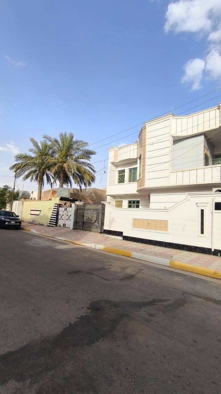 السلام عليكم
بيت للبيع المساحه 250 م
الموقع الرمادي التأميم الحكم المحلي
شارع 15  خامس بيت عن المشاتل
بناء حديث التفاصيل داخل صور
للاستفسار ***********
