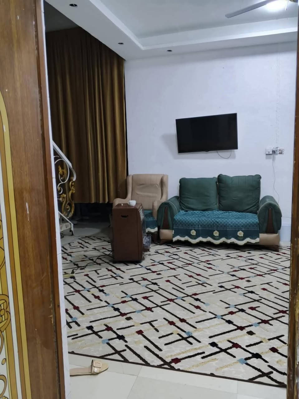 بيت مساحته100 واقع حال140 كريطعه قرب اسواق علي حسان عكاده
بناء مرتب زين
يتكون من غرفه كلدور صاله صغيره مع مطبخ الجوه صب
وفوك سويت كامل عكاده
طابو زراعي سند25 ملك صرف

مكتب وعقارات الوارث
***********
