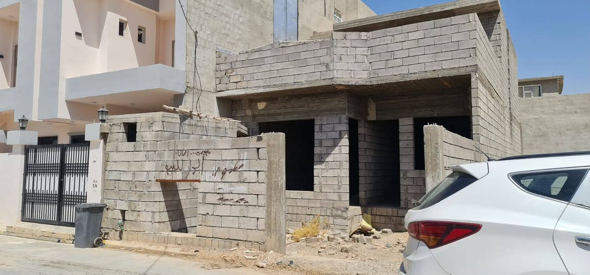 سلام عليكم
مرخصة ادمن 
يوجد هيكل للبيع طابق اونص في مجمع الحياة قريب على شارع رئيسي بسعر مناسب 
يتوفر جميع الخدمات ماء كهرباء شارع أتصال مع صاحب الرقم  ‏‪***********‬‏
