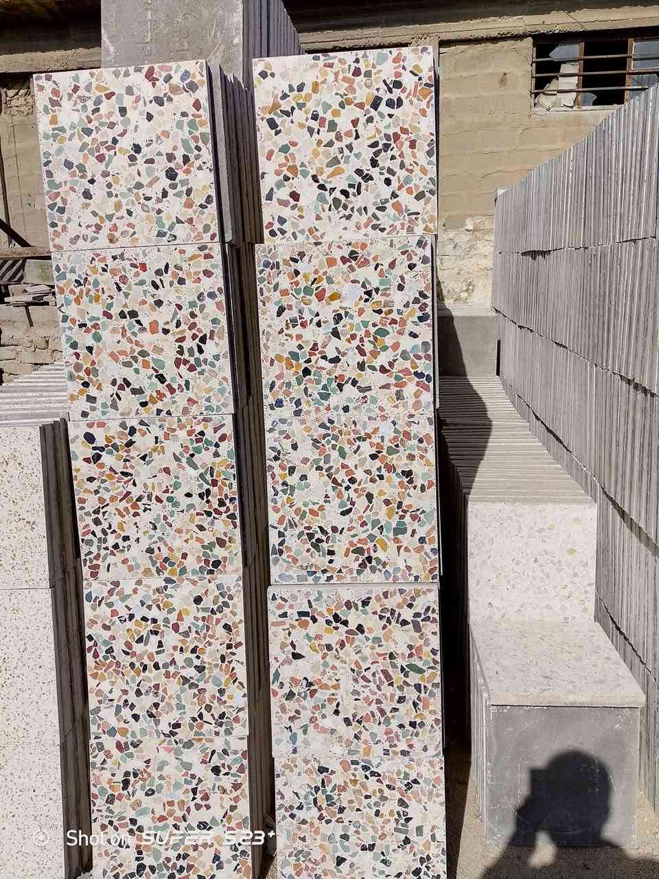 يوجد لدينا اجود انواع الكاشي من المرمر والموزائيك والجلي الجاهز والجلي الموقعي للتواصل على الصفحه او الاتصال او في واتس اب ***********
