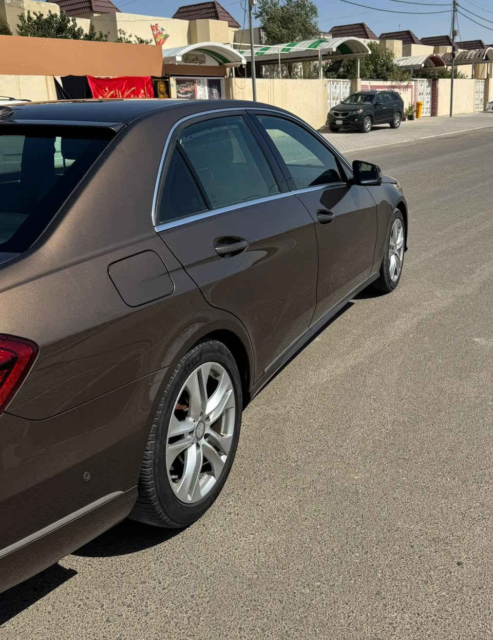 للبيع مارسيدس E300  وارد الماني
رقم اربيل باسمي السيارة اللون قهوائي
وضعيات قيادة   (Eco. Sport.)
المسافة المقطوعة 205.000 كيلو متر
حجم المحرك 3000 cc    6 سلندر
رادار امامي + رادار قراءة خطوط الطريق
كراسي كهرباء الامامية
مري قلاب اوتو عند الرجوع للخلف
كامرة خلفية
أوتوا بارك 
أوتوا هولد
كير 7 نمر
ستيرن فول تحكم
رادار 
انارة ترحيب عند الدخول
ستيرن وكشد محترك عند التشغيل
ركن تلقائي
شفتات سيترن 
حساس امامي +حساس خلفي
لايت ملتي ميديا لد
ماوس (تحكم)
تحكمات ماوس + ستيرن
كشنات تدفئة
كشنات كهرباء 4 تحكمات
خزن ميموري 3 وضعيات
أنارة داخلية 
اكسل خلفي 
ويل 17 انج وتخم تاير جيد
مواصفات كلش هواية وهواي تفاصيل بعد بيها
سنوية لسنه 2025  كله جديد 
باسمي تحويل مباشر 
مكينه وكير مكفولات والحدادية جيد
الحادث : الباب الخلفي للراكب والتعديل على البارد فقط وباقي السيارة مكفوله من الحادث
السعر 220 ورقه وبيها مجال 
للاتصال ***********
