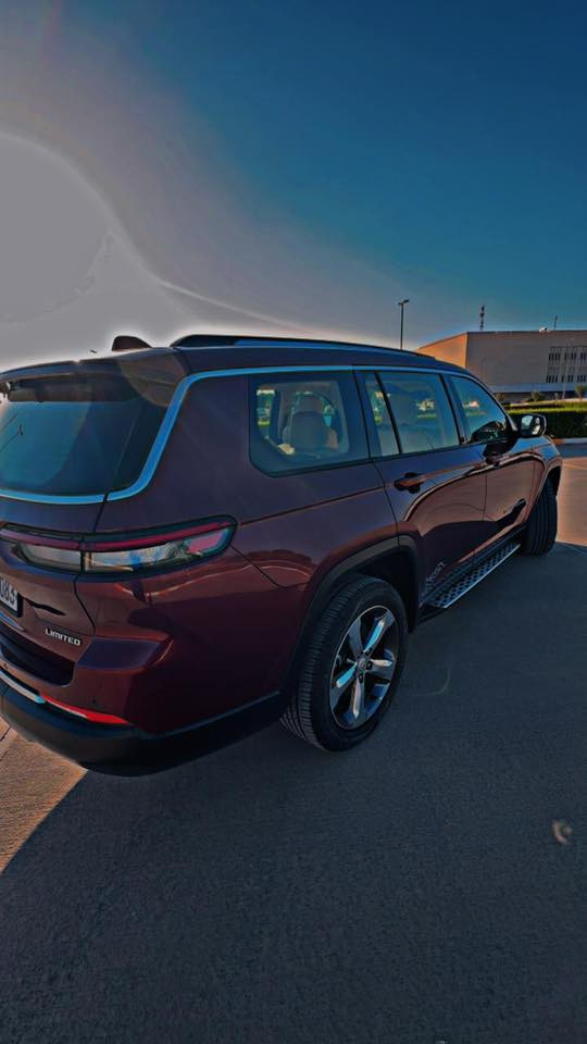 جيب كراند شيروكي لمتد بلص 7 راكب .
الموديل : 2022 . (خليجي) . 
المحرك : V6.  3.6L . 
العداد : ميل . ( 75) . 

المواصفات :
* دفع رباعي 4x4 . 
* رادار امامي مع مانع تصادم . 
* تحذير الخروج عن المسار . 
* تحذير النقطة عمياء ⚠ .
* ويل قياس 20 انج .
* سقف بانوراما . 
* شاشه كبيرة 10.1 انج . 
* نظام الخرائط (GPS) .
* كاميرا داخلية . 
* كاميرا خلفية . 
* المصابيح الأمامية زنون .
* كشافات الضباب زنون .     
* تشغيل عن بعد .
* صندوق كهربائي .
* مقصورة الركاب من الجلد الفاخر .
* حفظ وضعيات الجلوس (ميموري) . 
* المقاعد الأمامية كهربائية .
* المقاعد الأمامية تبريد وتدفئة .
* المقاعد الخلفية تدفئة .
* سستم صوت Alpine . 
* انارة داخلية LED . 
* حساسات خلفية . 
* دوسات جانبية. 
* 7 راكب .
* مكيف خلفي مع وحدة تحكم منفصلة . 
* تدفئة ستيرن . 
* مانع تصادم خلفي .
* بلوتوث تلفون . 
* محدد سرعة . 
* نظام التشغيل والاطفاء الاوتوماتيكي .
* ⁠سياره مكفوله كفاله عامه 
رقم الهاتف ***********
رقم الهاتف ***********
مكاني اربيل الشراي يتصل ويدلل
