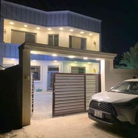 بيت 250متر الواجهه عشره متر نزال 25متر 5 غرف نوم و3 حمامات  وغرفه سويت...