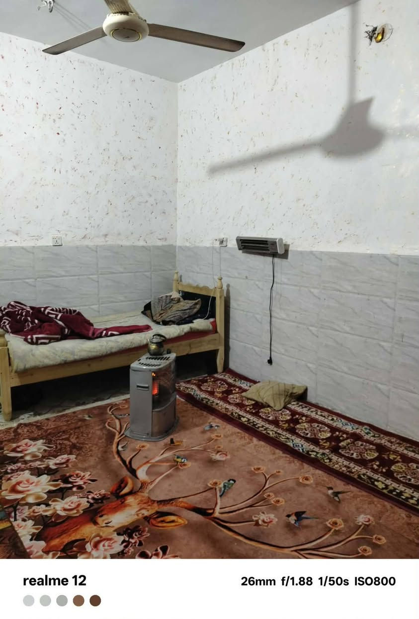 سلام عليكم بيت للبيع حي 18 ثاني فرع عن الحمداني طابوق غرفة صالة مطبخ استقبال حديقة طارمة للاتصال *********** واتساب
