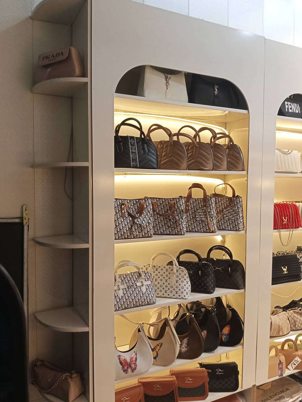 محل ومخزن صغير للبيع 
محل ومخزن صغير للبيع 
السعر 4 ملايين قابله للتفاوض 
الايجار الشهري 500 ألف 
العنوان بغداد باب المعظم قرب مجمع الكليات 
التواصل ***********
