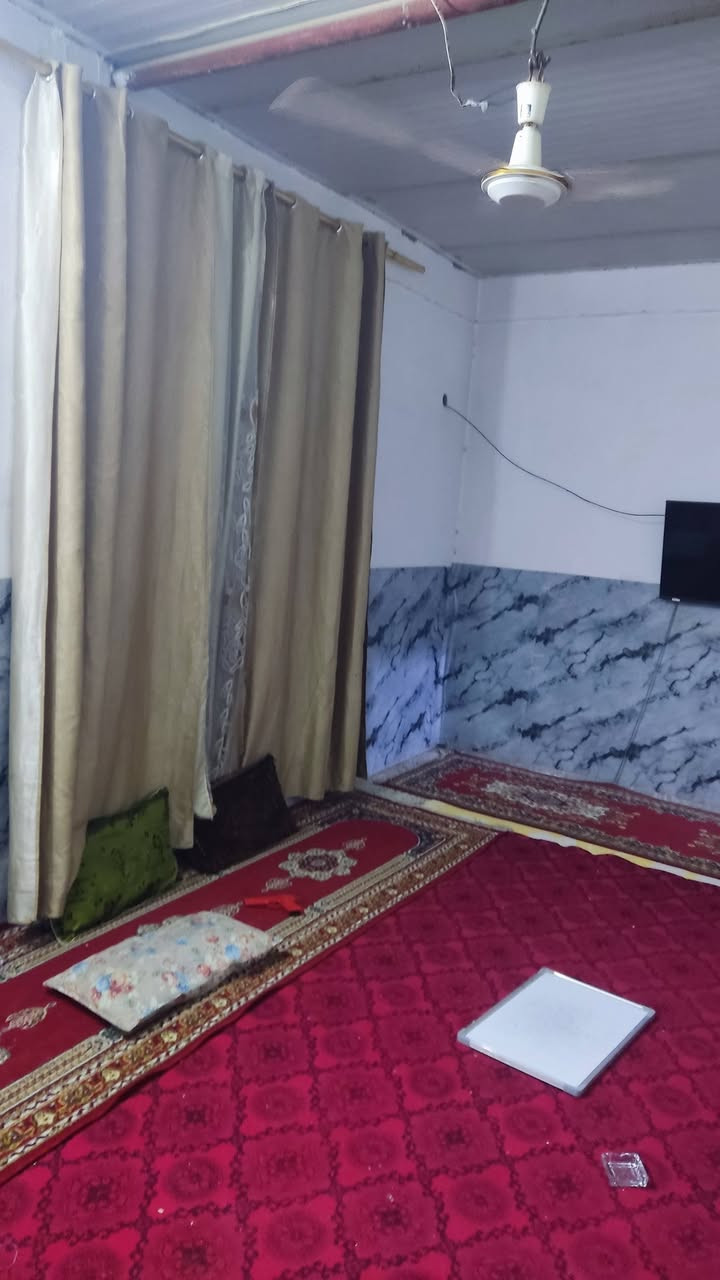 بيت للبيع نزله لواء حنين شارع الغريب ثالث بيت عن الركن. غرفتين نوم وصاله ومطبخ واستقبال وحمامين داخلي وخارجي  سقف سندويتش السعر 20 وبي مجال بسيط للأستفسار مراسله الصفحه او الاتصال على الرقم ‏‪0771 101 4851‬‏
