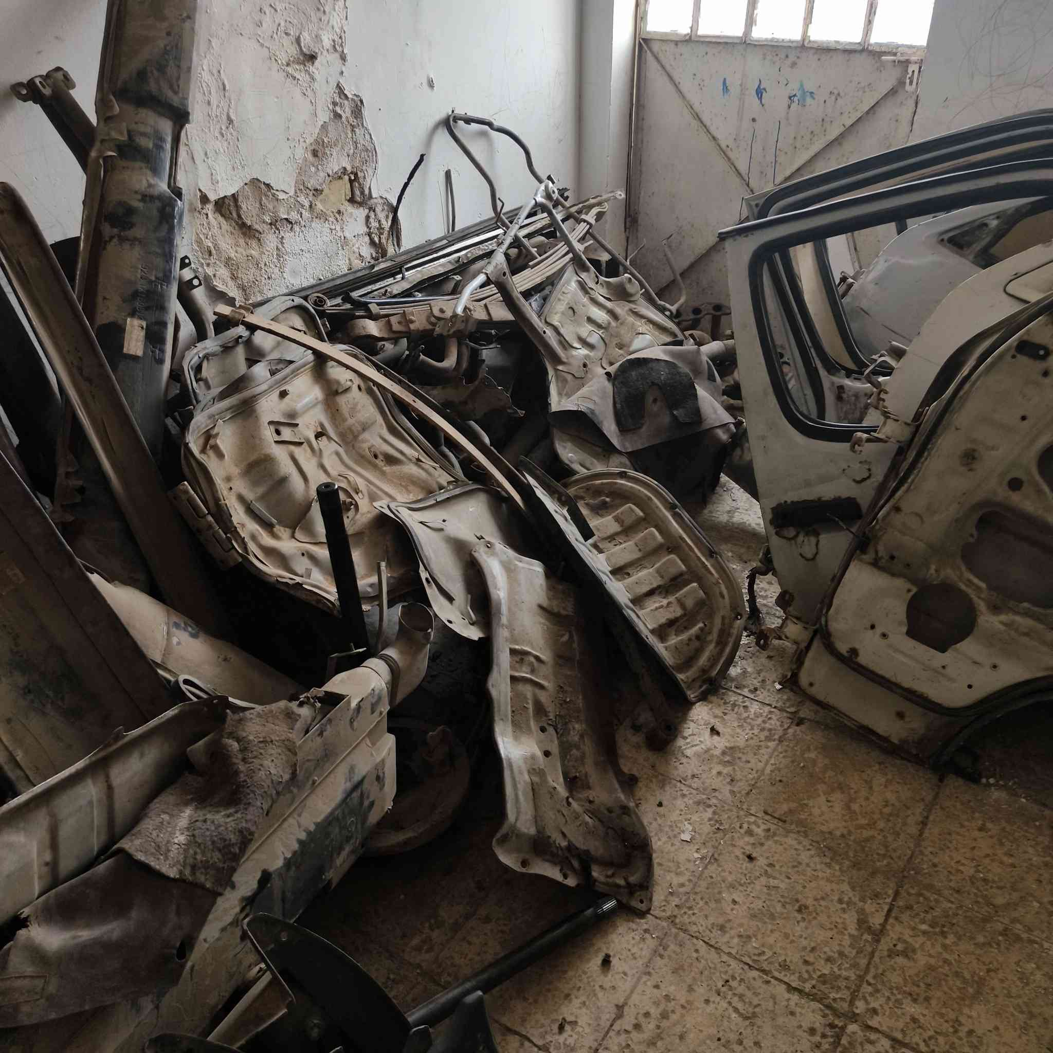 السلام عليكم شباب شنوالتحتاجوتفصيخ موجودابيعارمناسبه مكاني بلحسينيه الراشديه الشراي يتصل***********/***********
