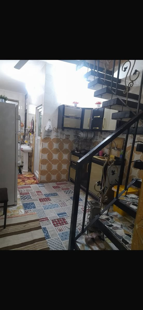 مشتمل للبيع مساحة 57م واجه 3 نزال 19 سنة البناء 2020

ستقبال وحولي وخدمات وغرفه نوم 

طابق الثاني (٢) نوم وخدمات 

معروض بمكتب الكناني *********** 

السعر ١٣٥ مليون وبي مجال
