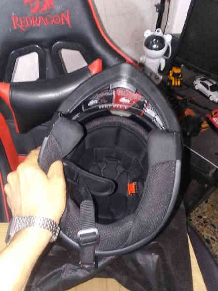 سلام عليكم عندي خوذه للبيع GlkE جديده السعر 50 وبيه مجال العنوان حي سومر شارع  *********** ابو زينب
