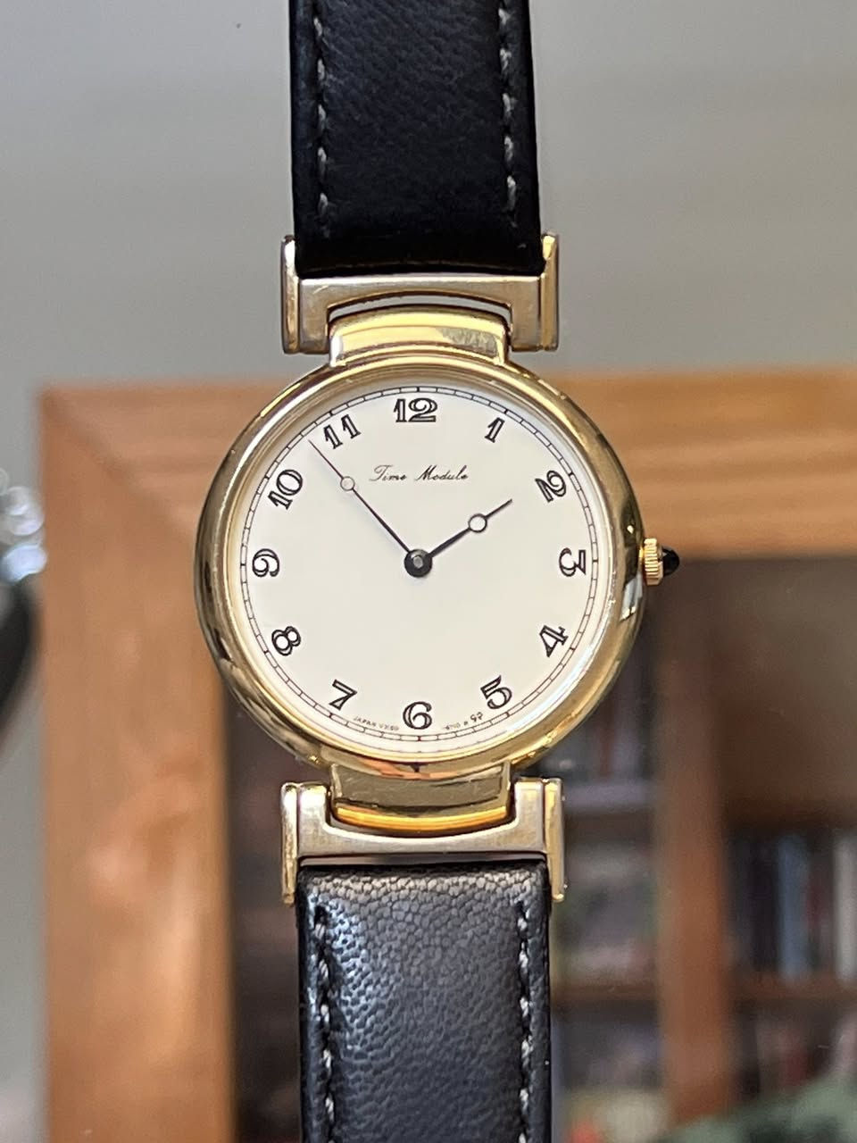 Time Module
• القطر: 32m
• السمك: 10m قشطة 
(تستخدم محركات يابانية دقيقة).
• المينا (Dial): لون أبيض ناصع مع أرقام عربية بتنسيق مميز وواضح.
• العقارب: تصميم كلاسيكي (Breguet style) يضفي لمسة فنية.
• الهيكل (Bezel): مطلي باللون الذهبي اللامع مع تاج (Crown) مرصع بفص أسود أنيق (Cabochon).
• المحرك: ياباني أصلي (Japan Movement) معروف بالدقة والاعتمادية.
• الحزام: جلد أسود طبيعي ذو ملمس فاخر مع مشبك ذهبي متناسق.
• الجزء الخلفي: ستانلس ستيل (Stainless Steel Back) للحماية من الحساسية والصدأ.
🔸السعر: 70,000 الف 
📞 للتواصل: عبر رسائل الصفحة أو على الرقم [***********]
