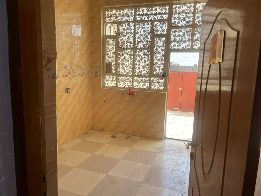 دار الايجار   الزبير نهايه شارع مدرسه القتال  او شارع المشتل  على شارع العام
الدار يصلح عياده او صالون  او مكتب 

الاستفسار 
*********** اتصال او وات ساب 
الاجار 800 الف
