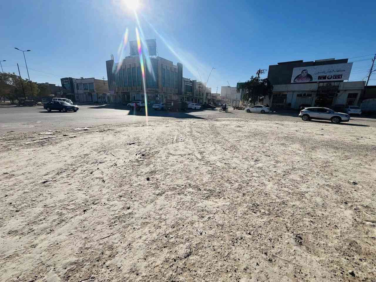 السلام عليكم قطعة أرض 1300 متر ركن بالإفراز صايرة عل أربع شوارع  مساطحة 3 سنوات مساحات خضراء ترهم كوفي درجة اولى   
***********
