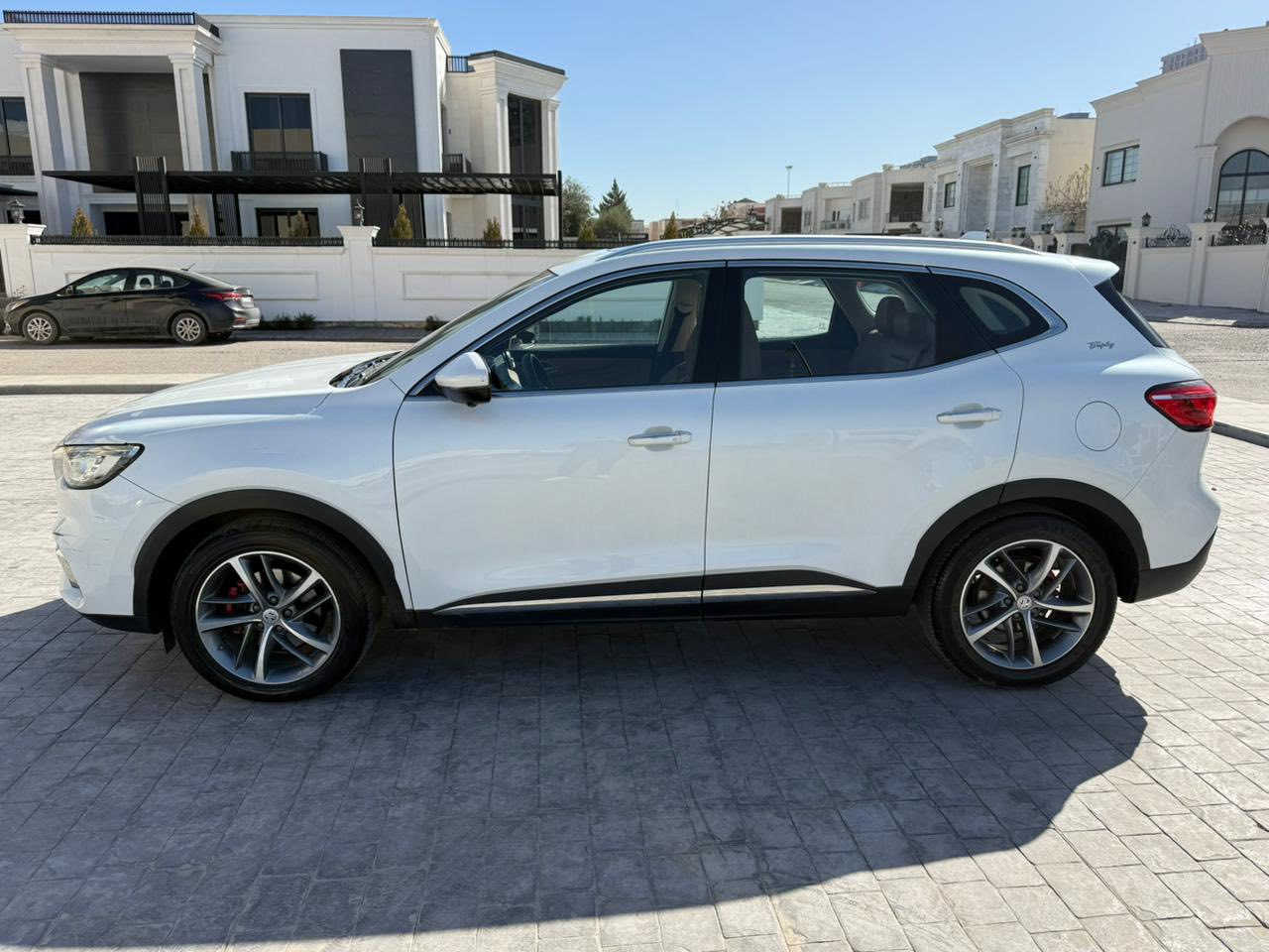 MG/ HS / TROPHY / 2021
ام جي / اج اس / تروفي / 2020 

اللون: أبيض صدفي مميز ✨
المحرك: 2000 سي سي تيربو، ماشية: 128,000 كم

فئة Trophy (أعلى مواصفات MG):
 • سقف بانوراما كامل
 • تشغيل بصمة + دخول ذكي
 • داخلية جلد لونين (جوزي + أسود)
 • شاشة Android
 • مقاعد كهربائية + ذاكرة
 • نظام كاميرات + حساسات
 • وضعيات قيادة (Eco / Normal / Sport)
 • مثبت سرعة

سيارة نظيفة و مكفولة من الضربة / الصبغ / التبديل وصيانتها كاملة بالشركة 
هزة كاملة ورقم الجديد سنوية ل2031

السعر :-123ورقة 
عنوان :- اربيل والي يشتريها اشحنها الة شحن  
التواصل :- *********** متوفر اتصال
