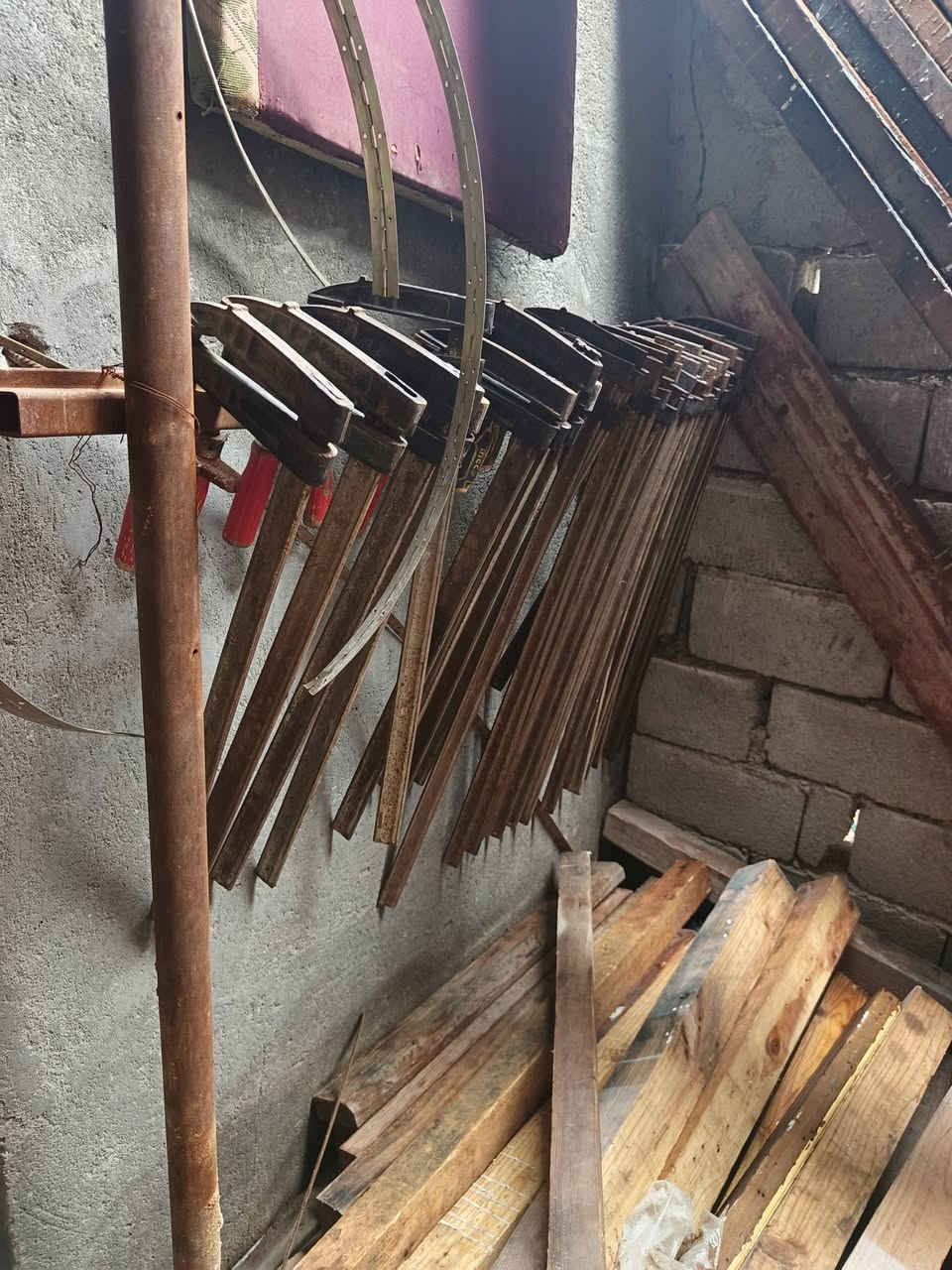 سلام شباب محل نجاره للبيع مثل ماوضح بصوره للاستفسار رقم صاحب المحل ***********
