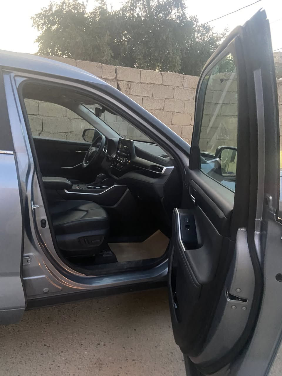 هايلندر للبيع
فئه XLE
رقم أربيل ضرر .
  قطعتين صبغ جاملغ خلفي وباب خلفي
ماشيه 48 ميل 
سعر 30 الف / يعني 3 شدات قابل للتفاوض 
مكان سياره لانبار
***********
