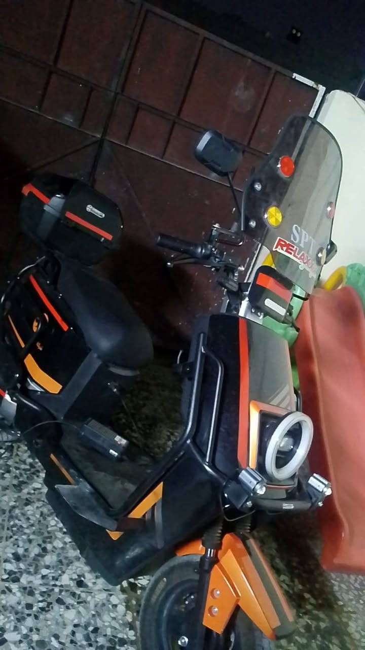 السلام عليكم دراجه شحن حجم كبير مواصفاتها ٣ سرع سرعتها ٨٠ حقيقي ٧٥ لايت عالي ناصي ورماش بلوتوث صندوك خلفي حجم كبير ومرايه شمسيه  البطاريات عدد ٦ مكاني بغداد حي العامل رقم واتساب ***********
السعر ٦٠٠
