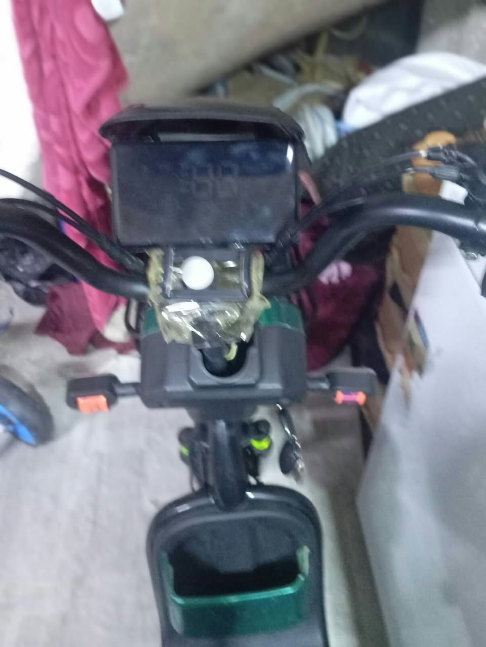 السلام عليكم دراجه شحن للبيع او مراوس معه باسكل BDاوSAnTOS استعمال 3اشهر نوعيه SAW دراجه جديده كلش يعني ما متعوبه الدراجه 3 سرع سرعتهااا 60 حقيقي السعر 465 وبيها مجال مكاني نجف متواجد ماسنجر واتساب فقط مراسله ***********
