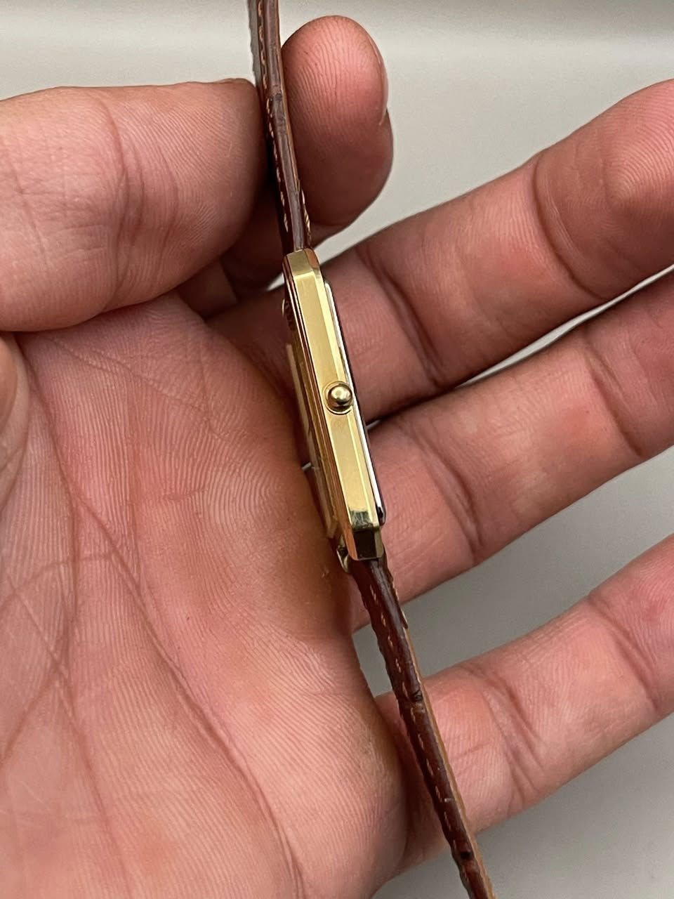 ألصورة الاولى مولدة عن طريق الذكاء الصناعي 
لتحاكي الحياة الواقعيه وتبين كيف تكون ألساعة على معصمك

Seiko
حالة الساعة : 99%
تكون الساعة سلم (قشطه)
مينة الساعة مميزة جداً تحتوي على زغرفه 
يتغير بحسب حركة يدك 
تعمل بنظام الكوارتز الدقيق 
الابعاد : 25*34
الستراب مستبدل باخر جلد طبيعي 
ألرقم التسلسلي : 510584
سنة الانتاج : 1985
مُقاومه لرذاذ ألماء 

✅ألسعر : 115 ألف فقط 🔥
للحجز و الاستفسار دايركت أو [ *********** ] 📱
