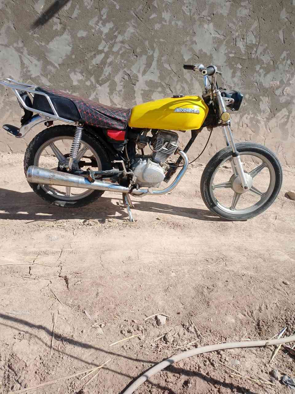 للبيع يراني  2017  ارشه بوري رفيع بل اوراق ازرق اوراق اصولي شرط تترقم مكينه دخن دبلات شقاله لايت شقال ابيع كوم  حديد هل موجود ويل كب شلعه ومعدل تخبل 
سعر ٣٧٥ وبيها مجال مكاني ناصريه قلعة سكر منطقة عكيل
***********
