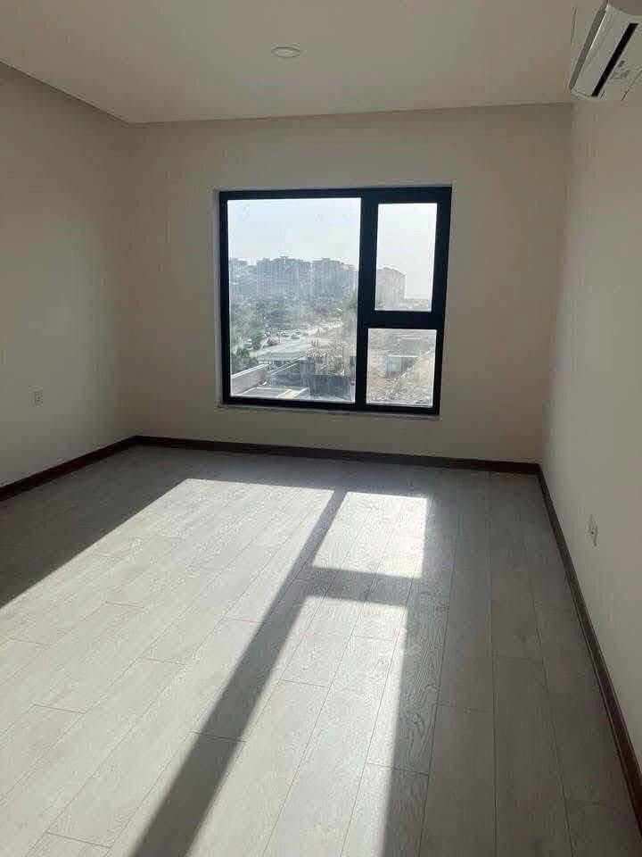 السلام عليكم شقه للبيع مجمع الروان السكني المساحه ٢٠٠متر ٣غرف ٣حمامات وخمس سبالت وكاونترات جاهزه للسكن الطابق ١٦ كافه الخدمات متوفره بيها المطلوب ٢٤٠مليون تبقى ١٠٠مليون قرض اقساط كل شهر ٦٥٠للاتصال ***********
